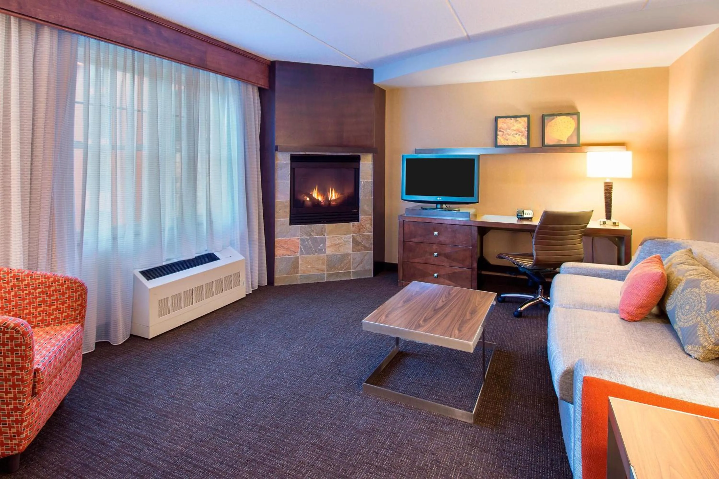 Living room, Bed in Courtyard Marriott Lake Placid