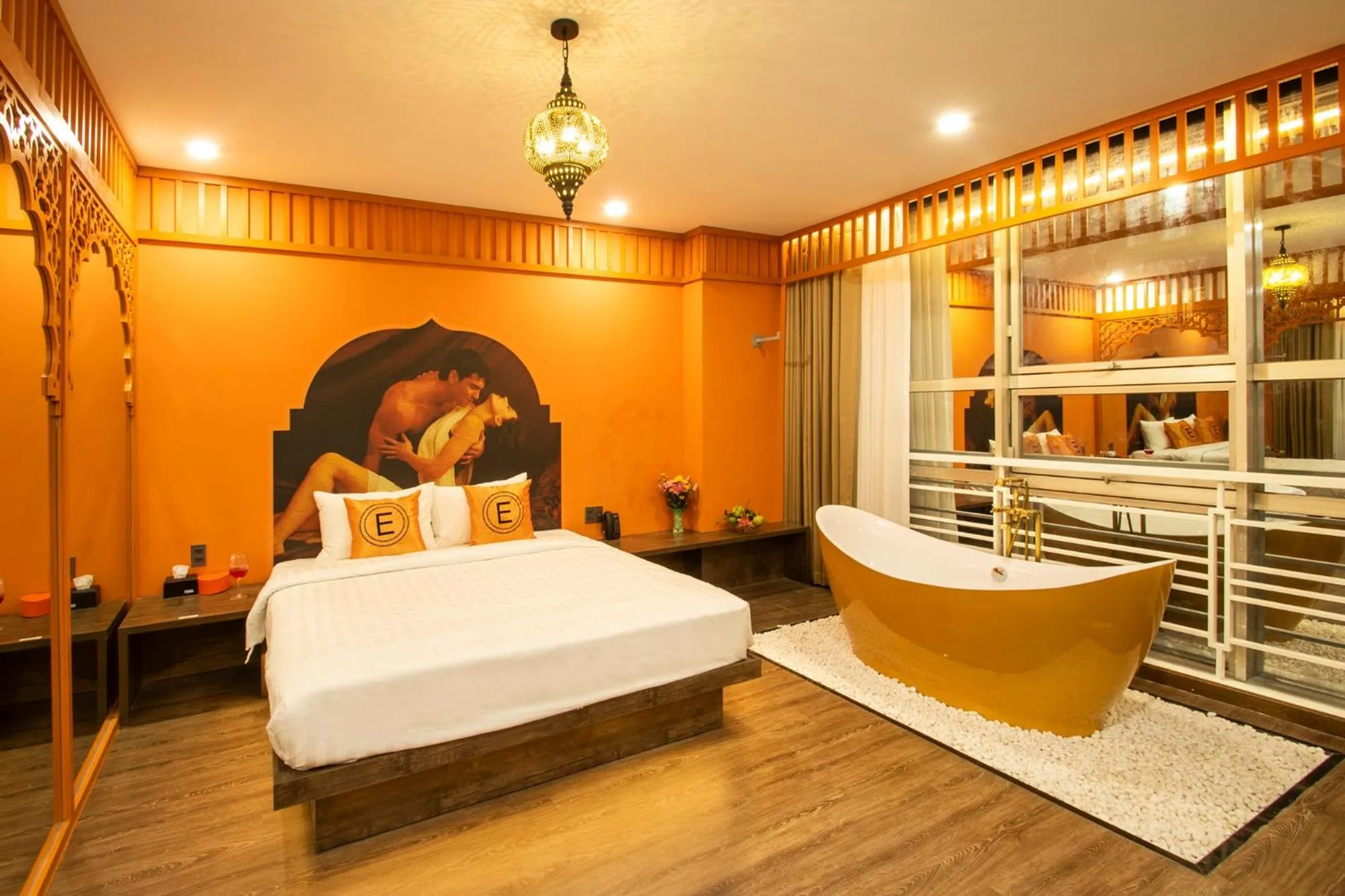 Hot Tub, Bed in EROS HOTEL 2 - Love Hotel