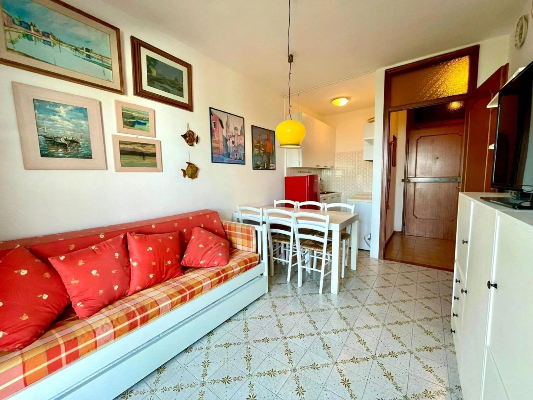 Communal lounge/ TV room in Sea view apartment with shared pool