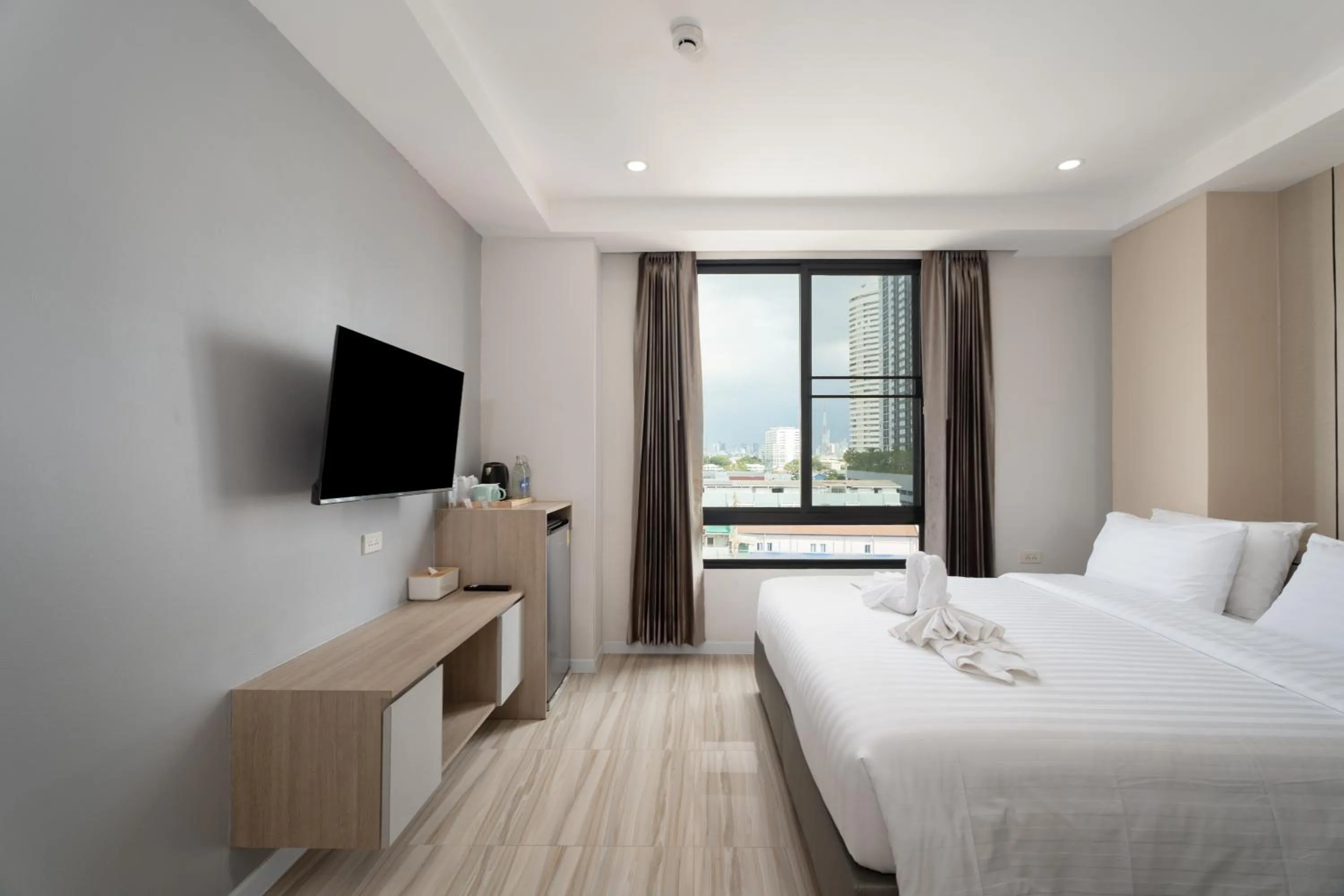 Superior Double High Floor in The Riski Hotel at Bangphlat Station SHA