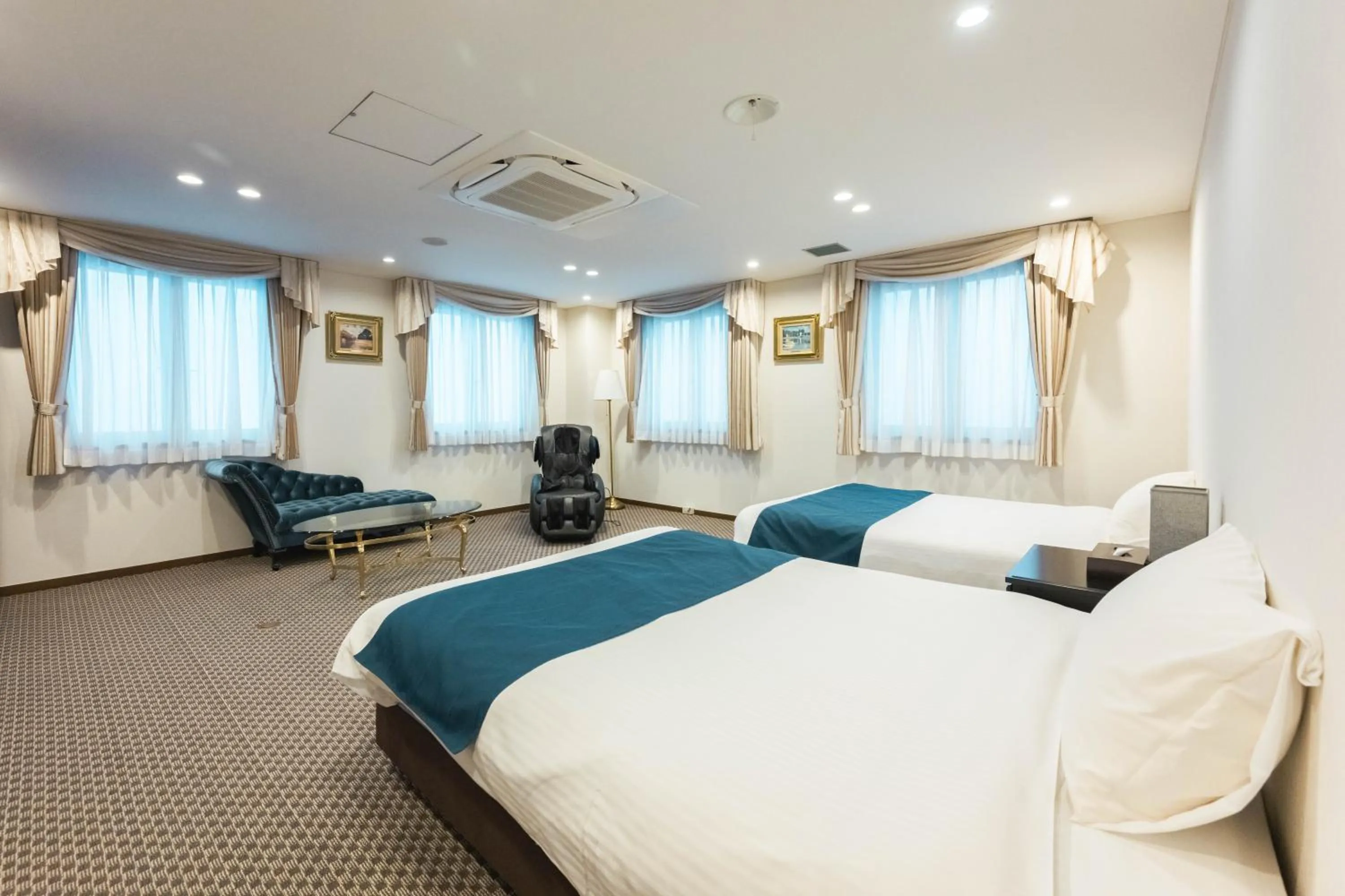 Photo of the whole room, Bed in 伊豆高原温泉ホテル 森の泉