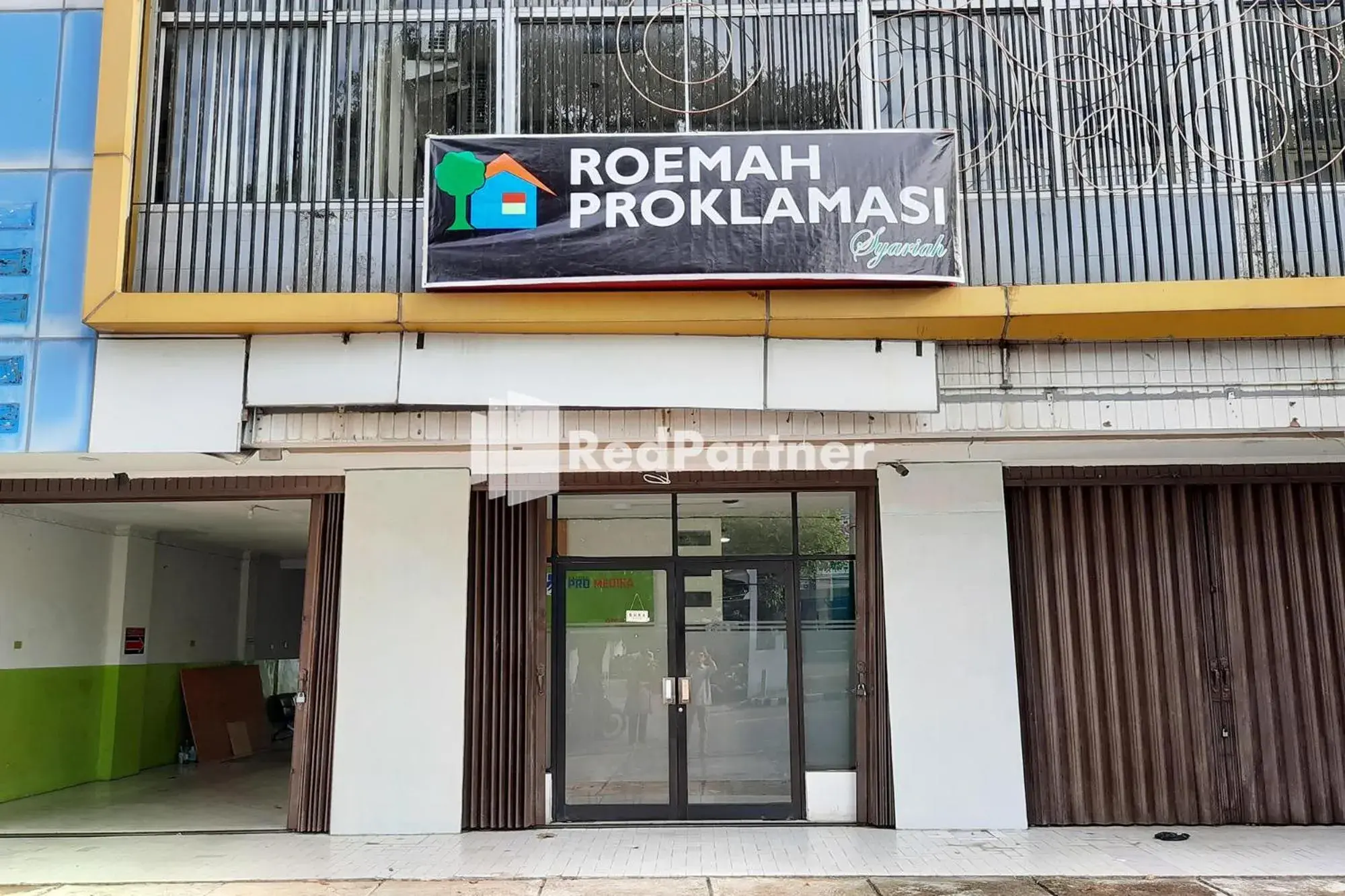 Property building in Roemah Proklamasi Syariah Mitra RedDoorz Property building in Roemah Proklamasi Syariah Mitra RedDoorz