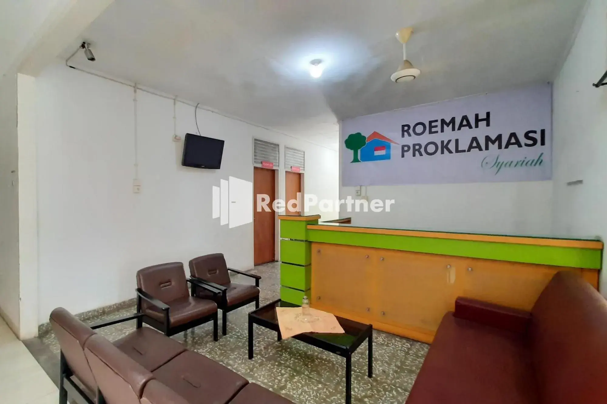 Lobby or reception in Roemah Proklamasi Syariah Mitra RedDoorz Lobby or reception in Roemah Proklamasi Syariah Mitra RedDoorz