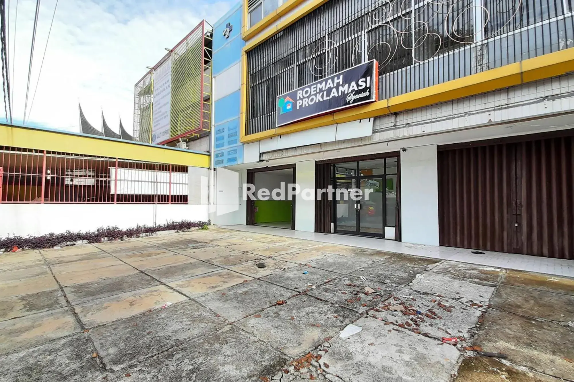 Property building in Roemah Proklamasi Syariah Mitra RedDoorz Property building in Roemah Proklamasi Syariah Mitra RedDoorz