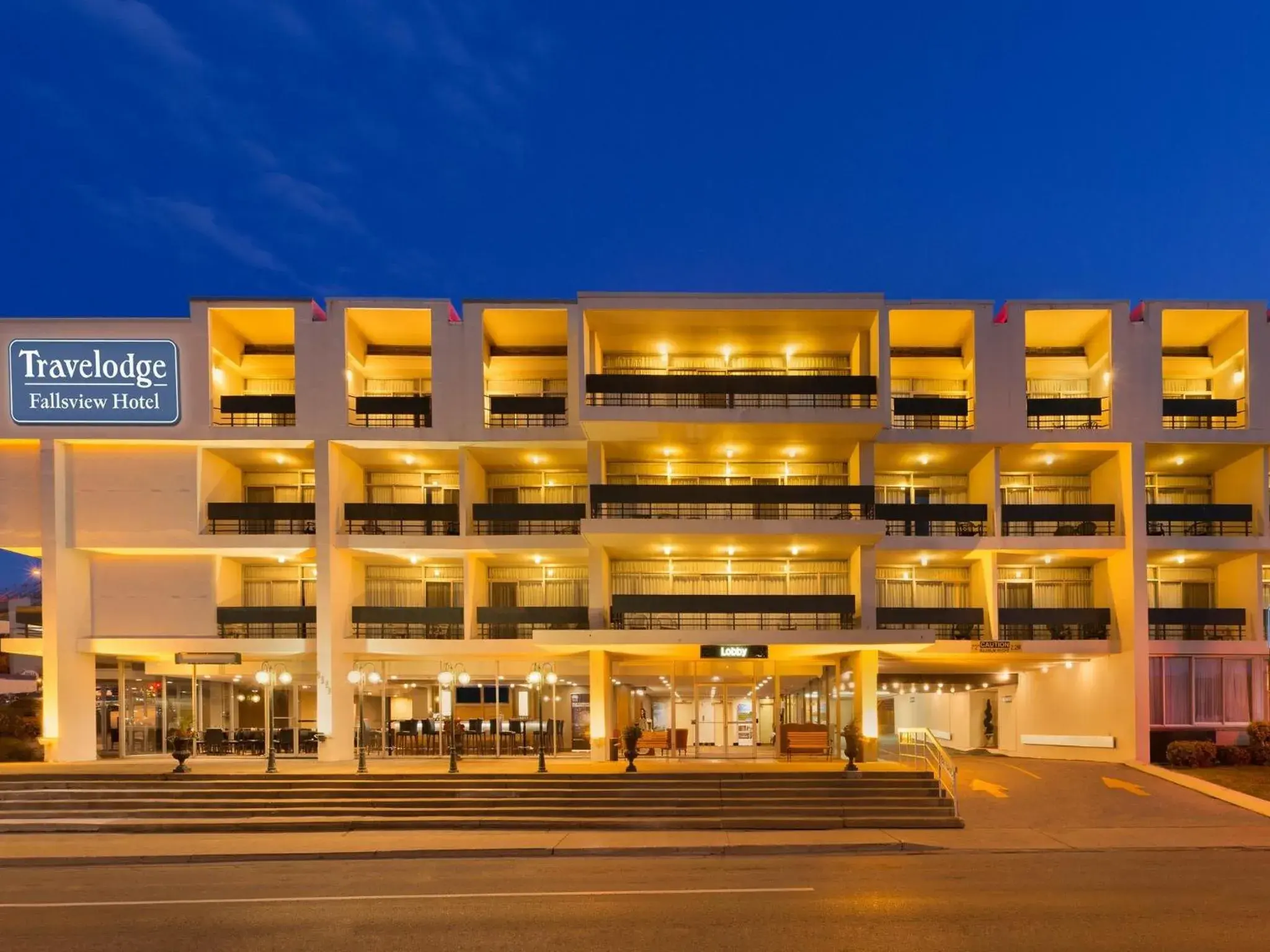Queen Room with Balcony and River View in Travelodge by Wyndham Niagara Falls Fallsview Queen Room with Balcony and River View in Travelodge by Wyndham Niagara Falls Fallsview