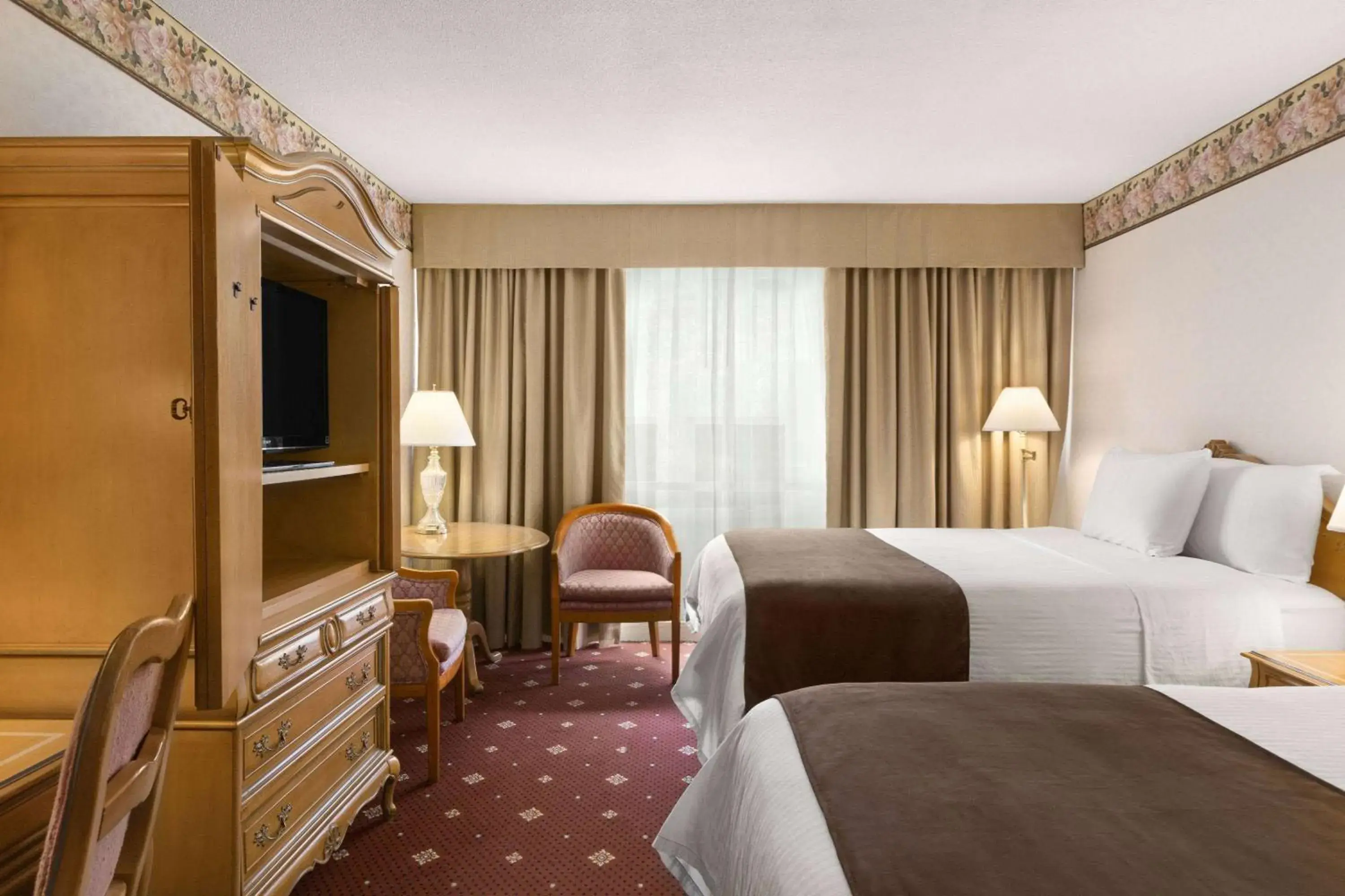 Photo of the whole room, Bed in Travelodge by Wyndham Niagara Falls Fallsview Photo of the whole room, Bed in Travelodge by Wyndham Niagara Falls Fallsview