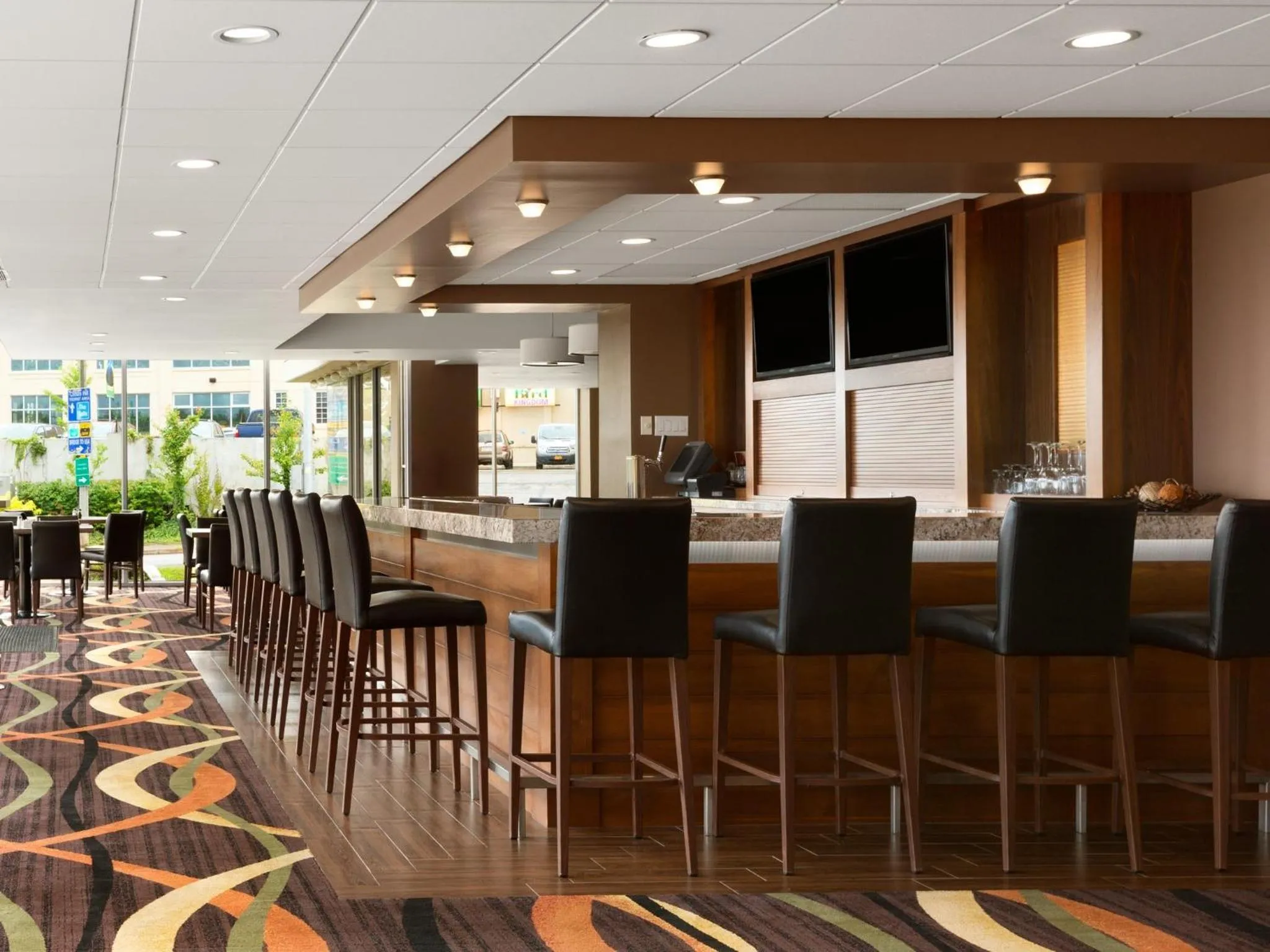 Lounge or bar in Travelodge by Wyndham Niagara Falls Fallsview