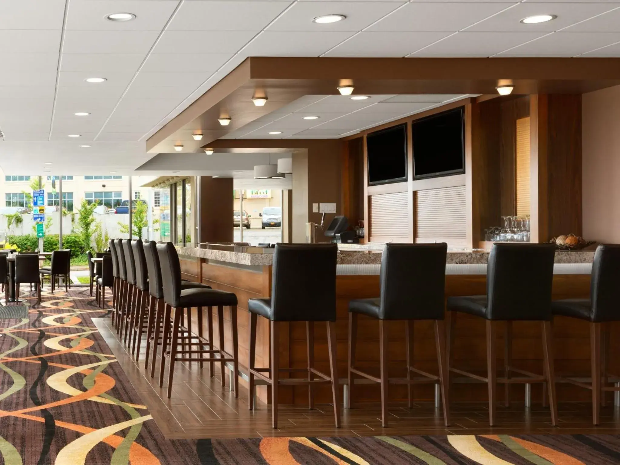 Lounge or bar in Travelodge by Wyndham Niagara Falls Fallsview Lounge or bar in Travelodge by Wyndham Niagara Falls Fallsview
