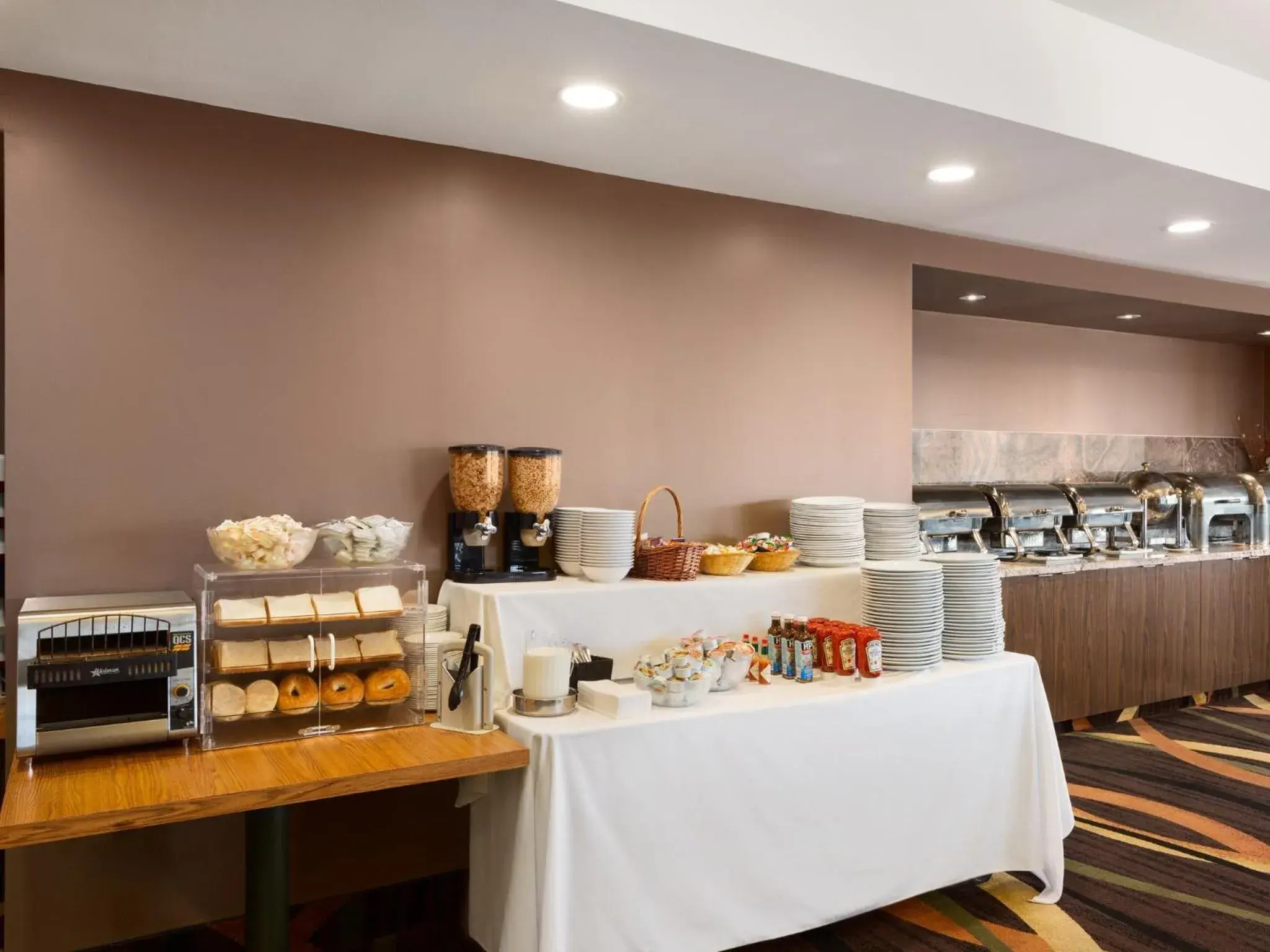 Standard Queen Room in Travelodge by Wyndham Niagara Falls Fallsview Standard Queen Room in Travelodge by Wyndham Niagara Falls Fallsview