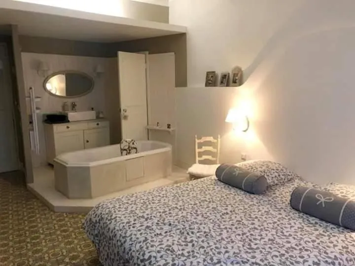Bathroom, Bed in Le 4 Feuilles en.Camargue