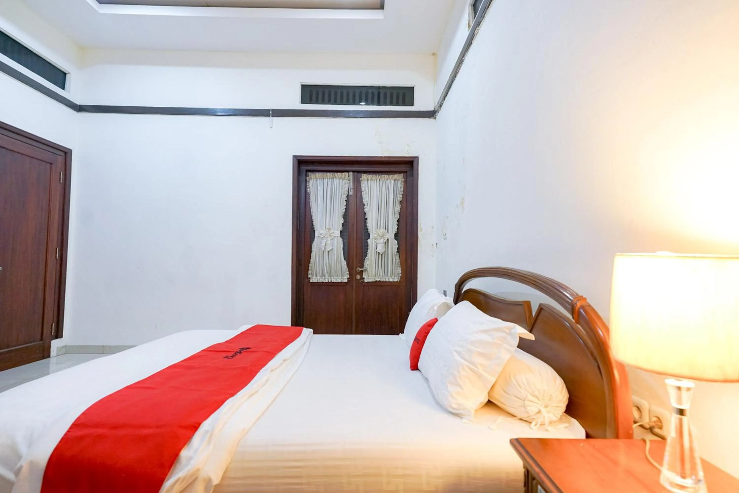Bedroom, Bed in RedDoorz @ Avros Guest House Medan