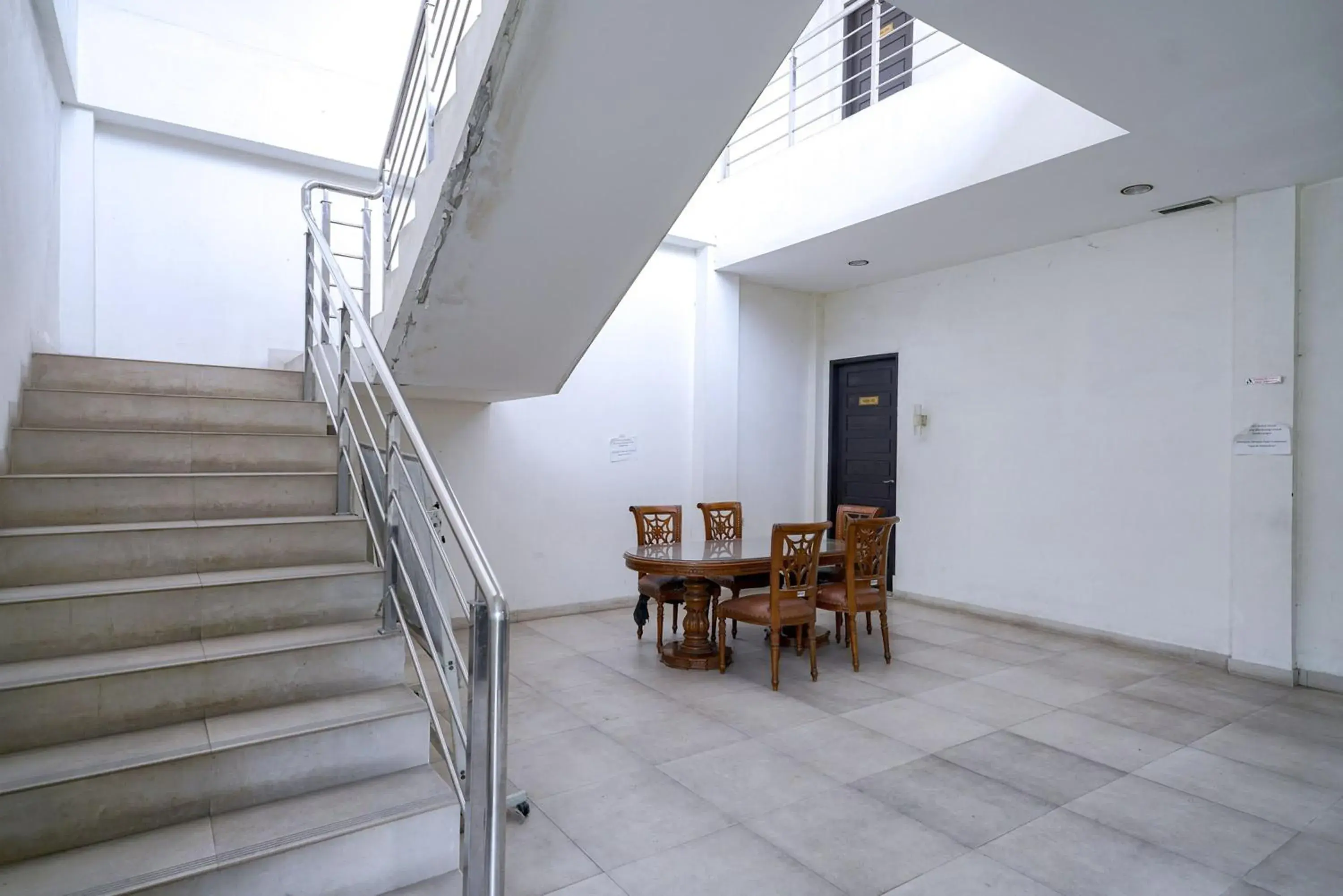 Property building in RedDoorz @ Avros Guest House Medan Property building in RedDoorz @ Avros Guest House Medan