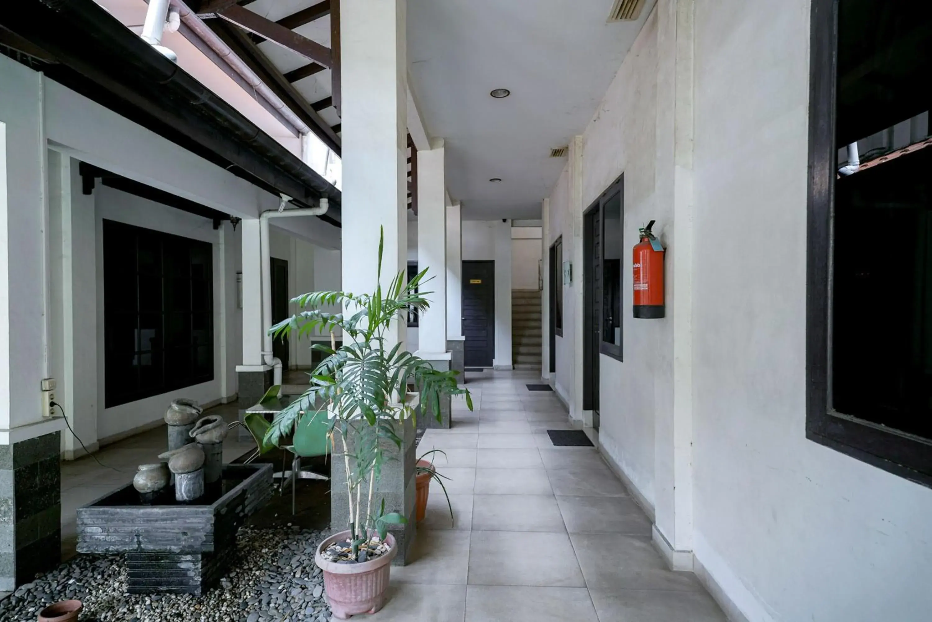 Property building in RedDoorz @ Avros Guest House Medan Property building in RedDoorz @ Avros Guest House Medan