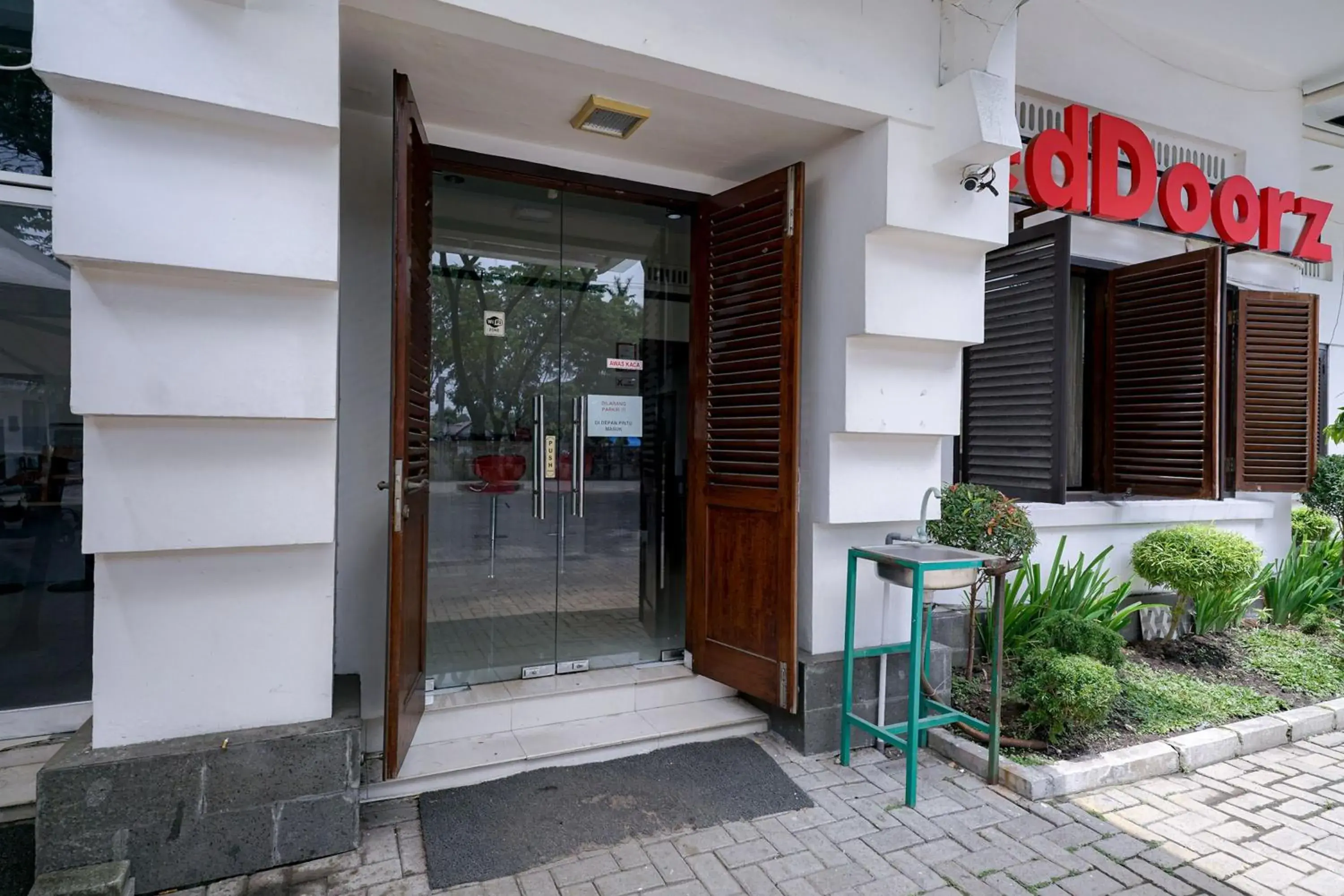 Property building in RedDoorz @ Avros Guest House Medan Property building in RedDoorz @ Avros Guest House Medan