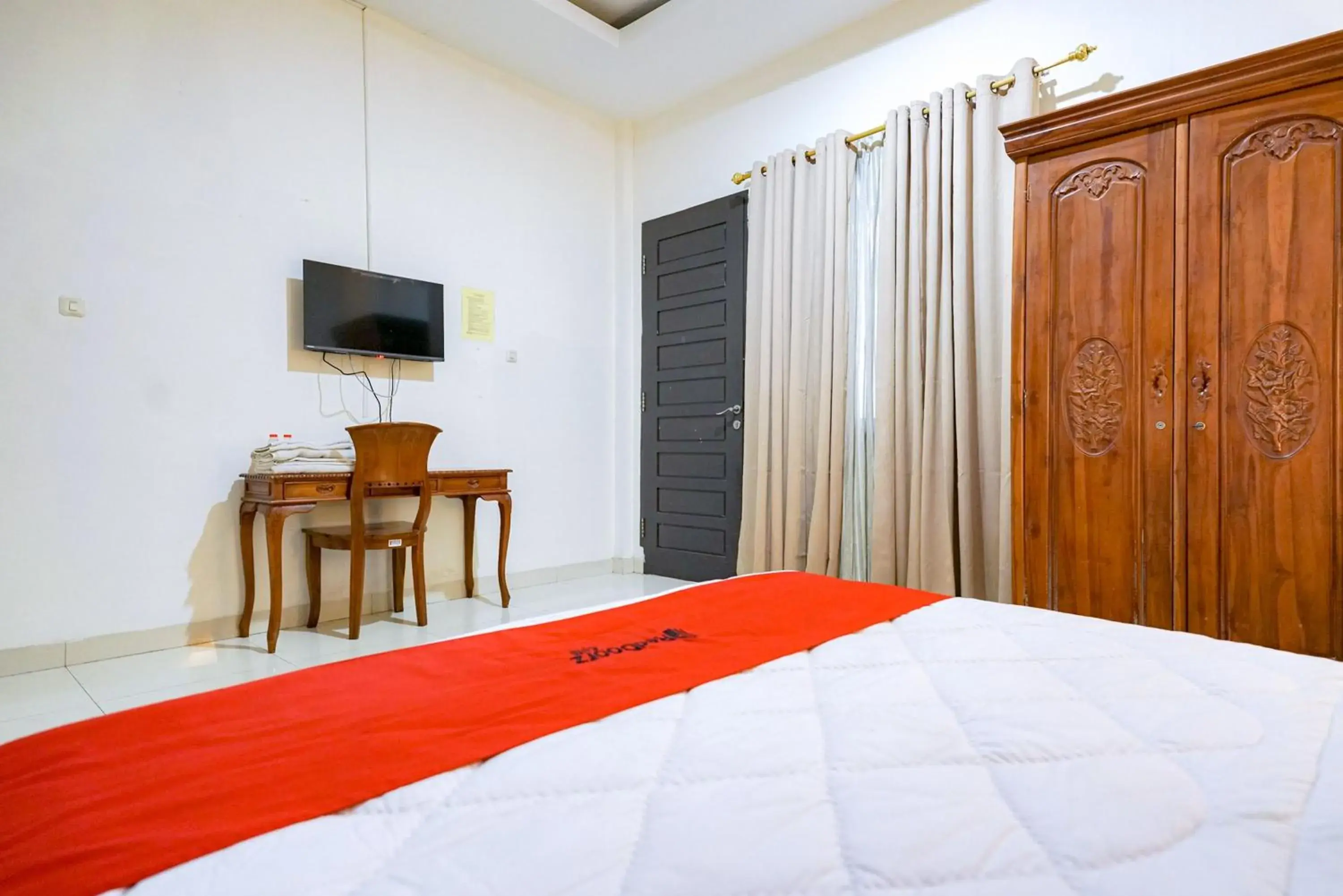 Photo of the whole room, Bed in RedDoorz @ Avros Guest House Medan Photo of the whole room, Bed in RedDoorz @ Avros Guest House Medan