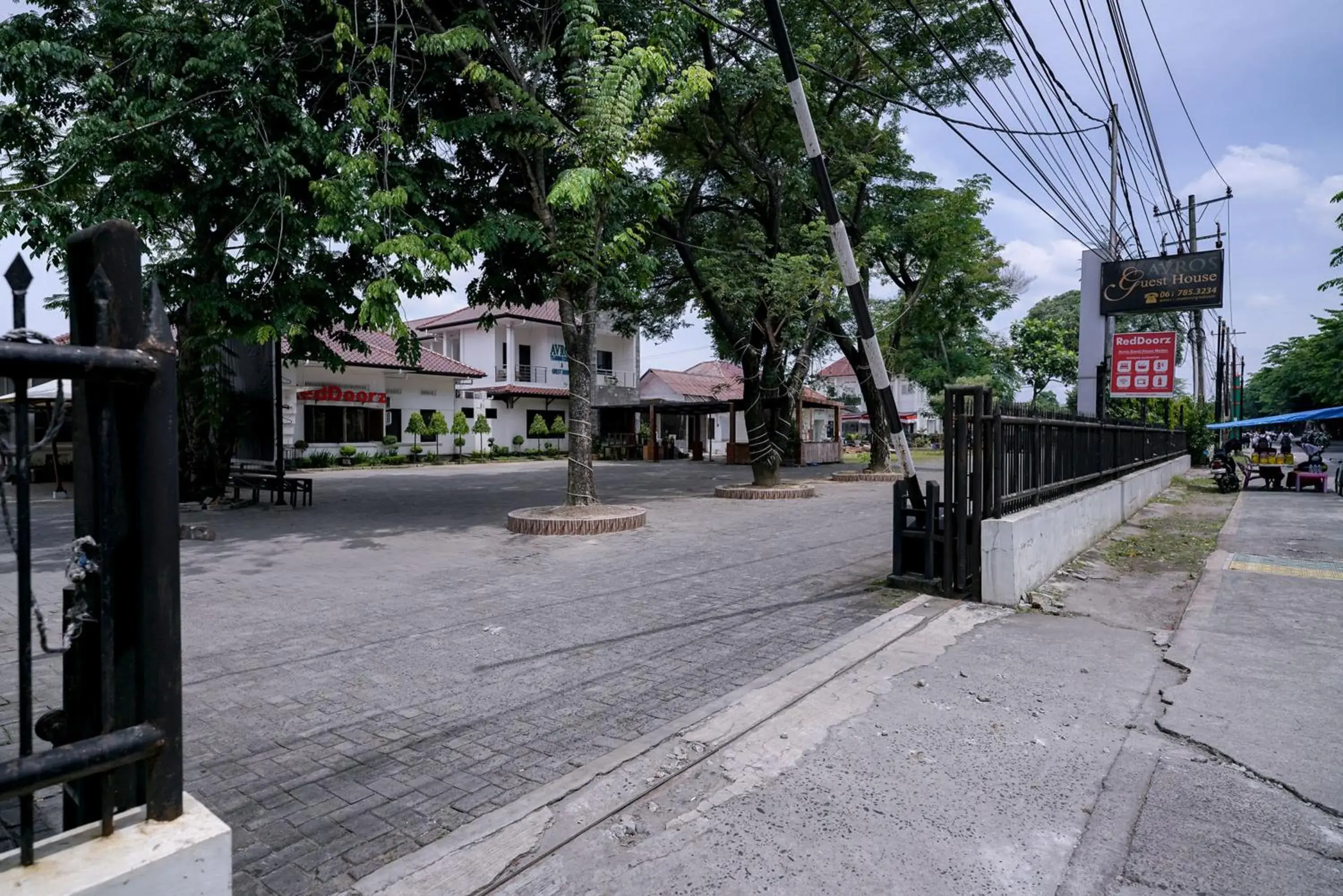 Property building in RedDoorz @ Avros Guest House Medan Property building in RedDoorz @ Avros Guest House Medan