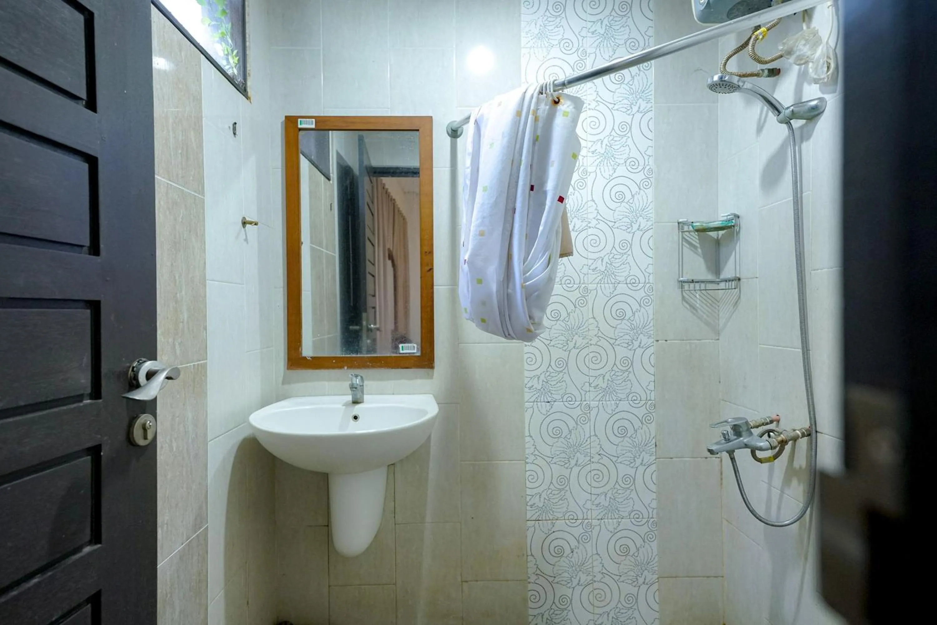 Bathroom in RedDoorz @ Avros Guest House Medan