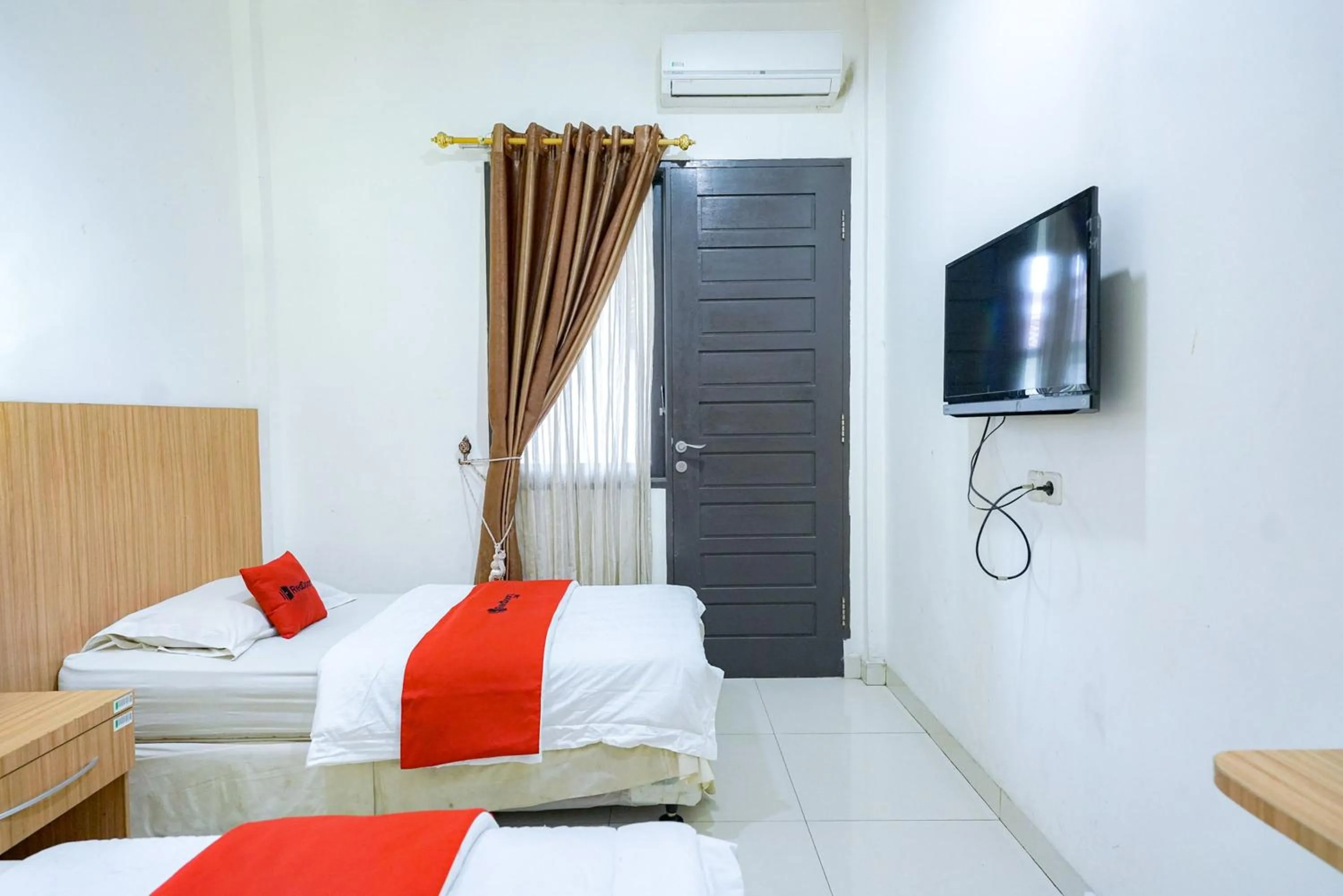 Bedroom, Bed in RedDoorz @ Avros Guest House Medan