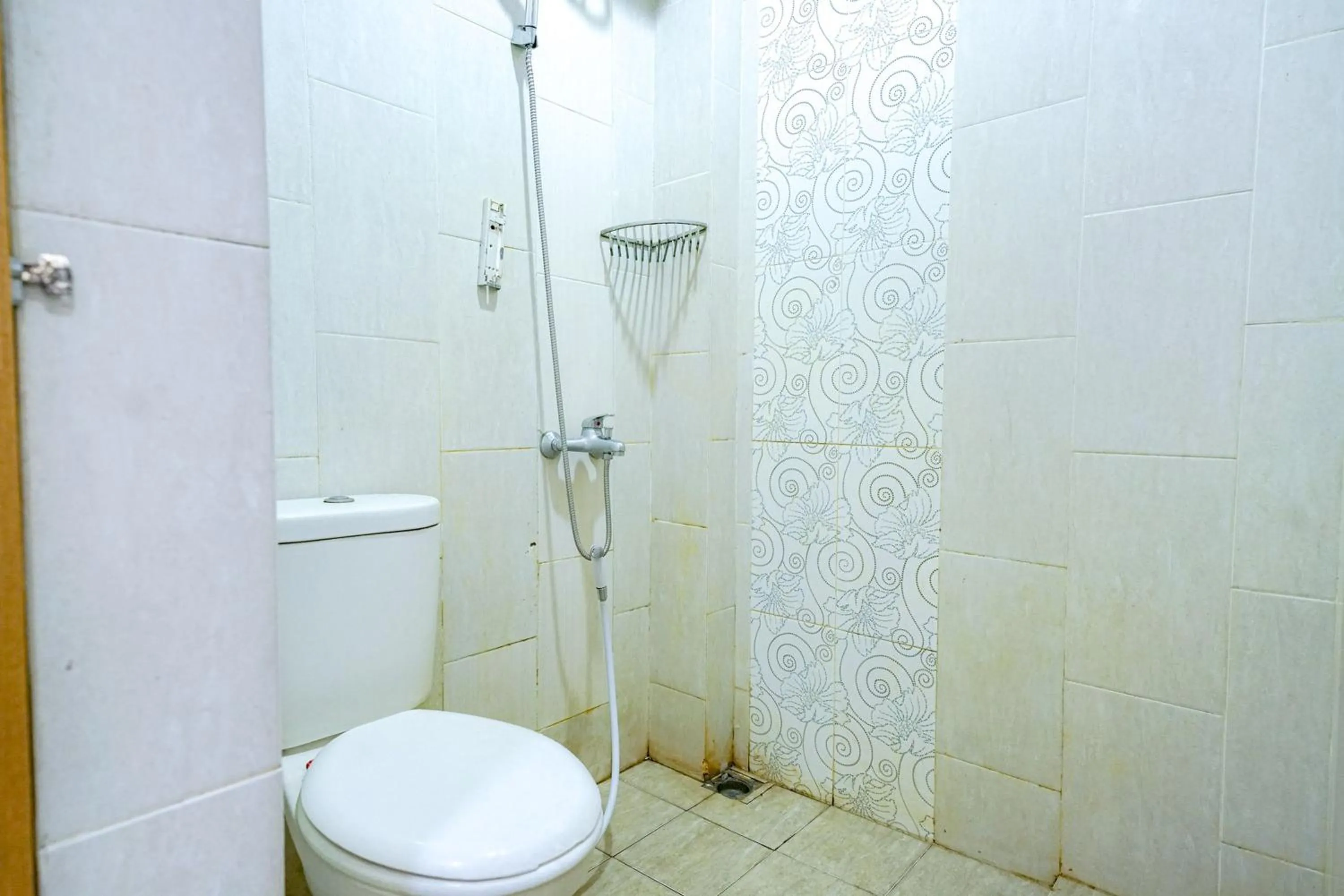 Bathroom in RedDoorz @ Avros Guest House Medan