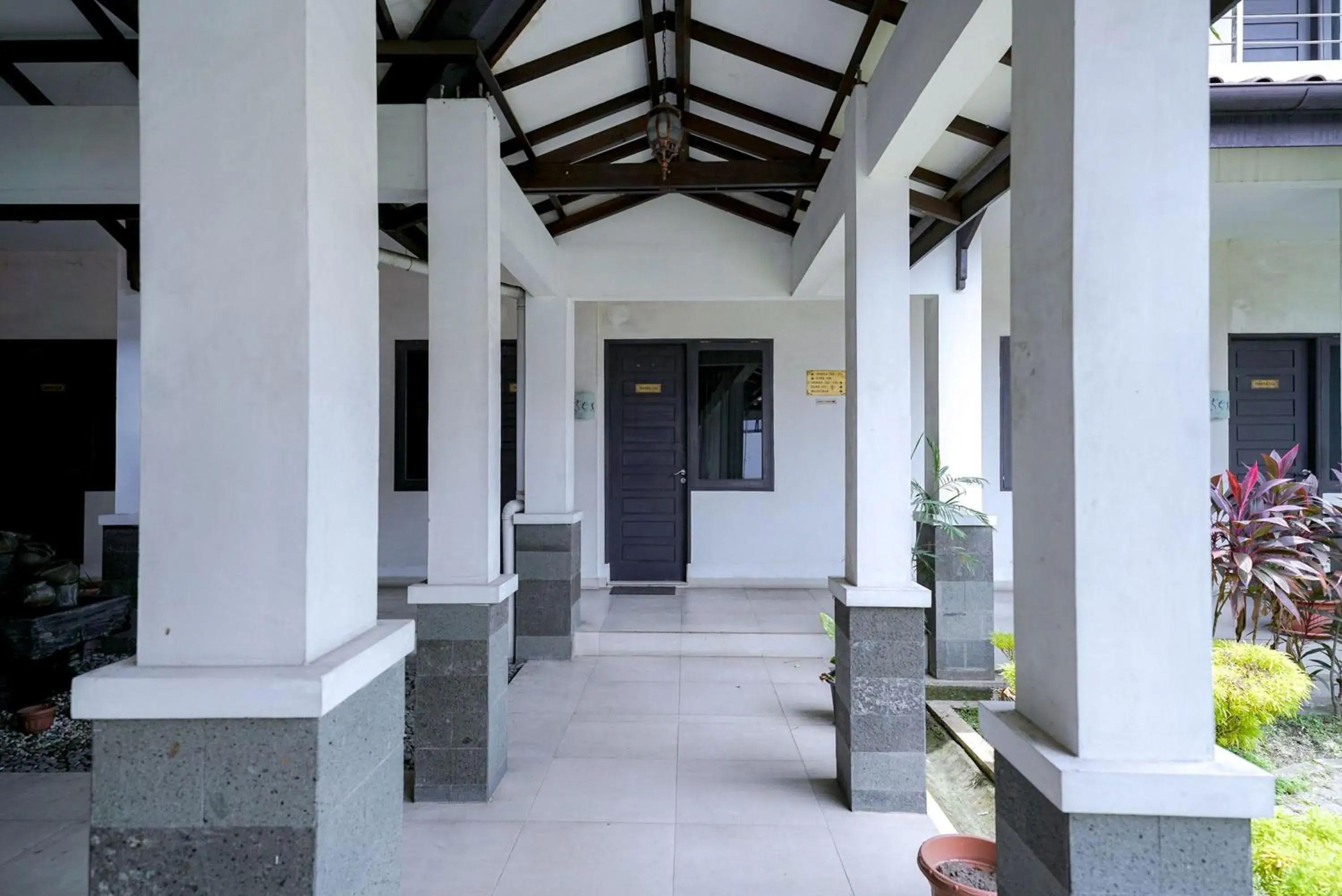 Property building in RedDoorz @ Avros Guest House Medan Property building in RedDoorz @ Avros Guest House Medan