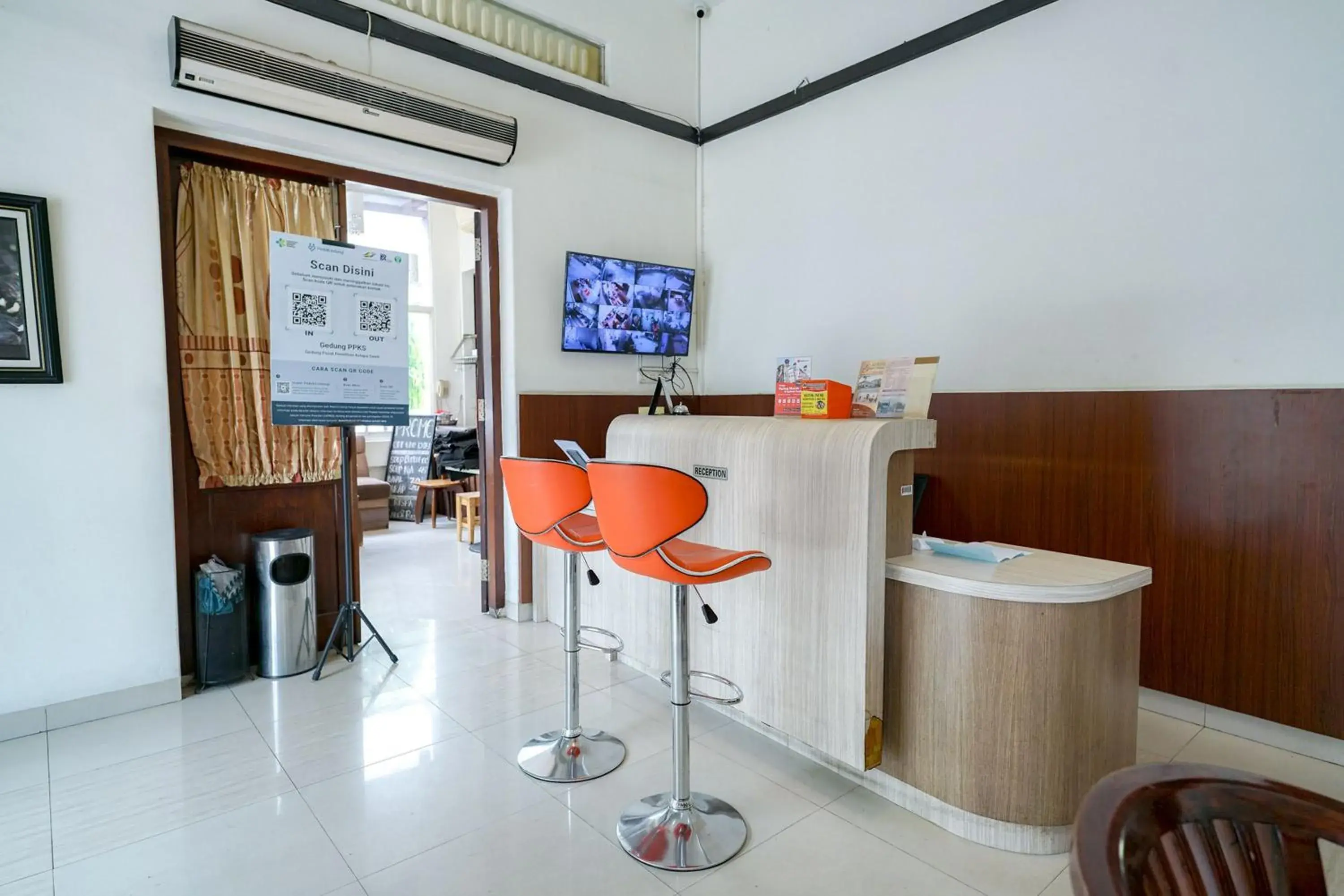 Lobby or reception in RedDoorz @ Avros Guest House Medan Lobby or reception in RedDoorz @ Avros Guest House Medan