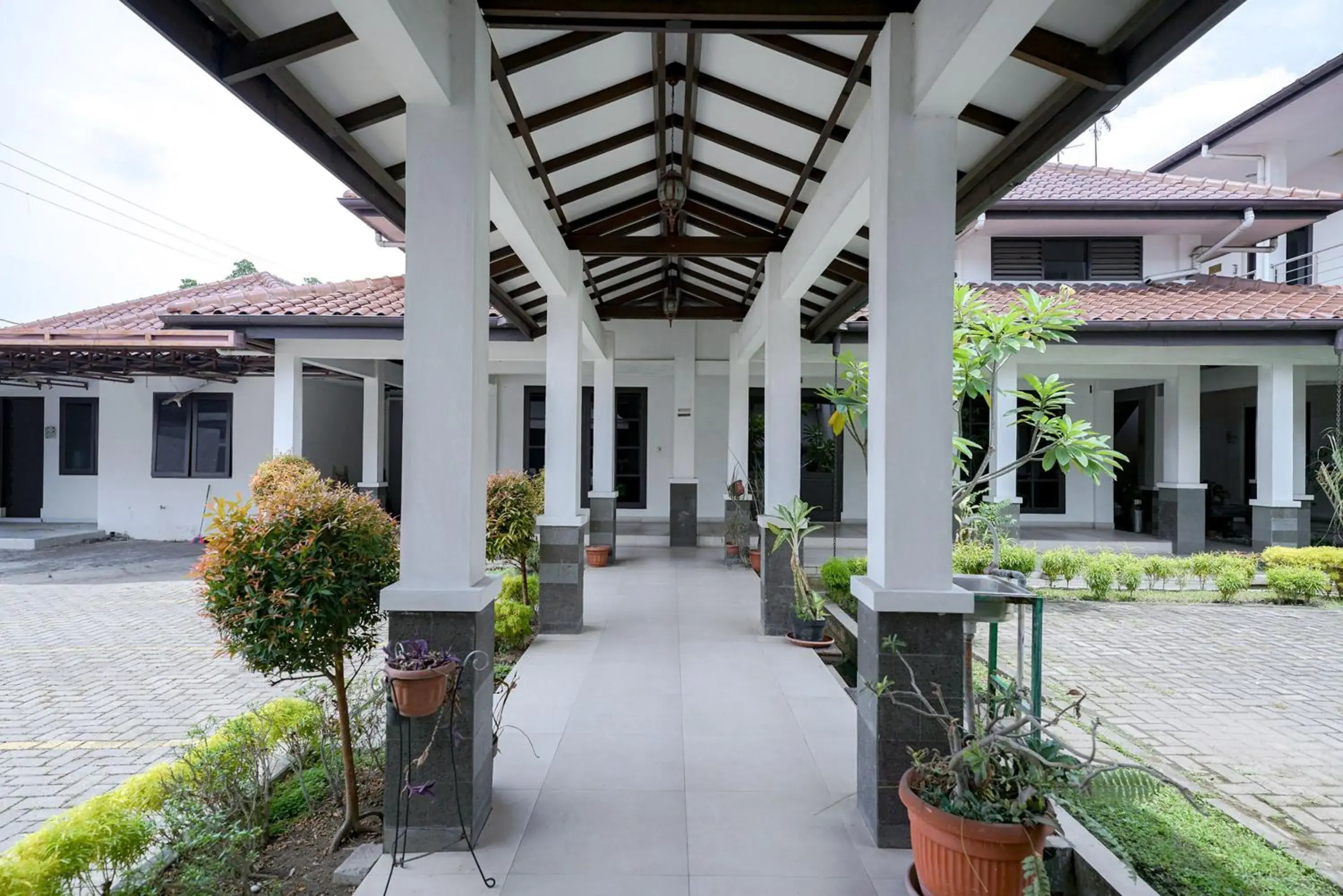 Property building in RedDoorz @ Avros Guest House Medan Property building in RedDoorz @ Avros Guest House Medan