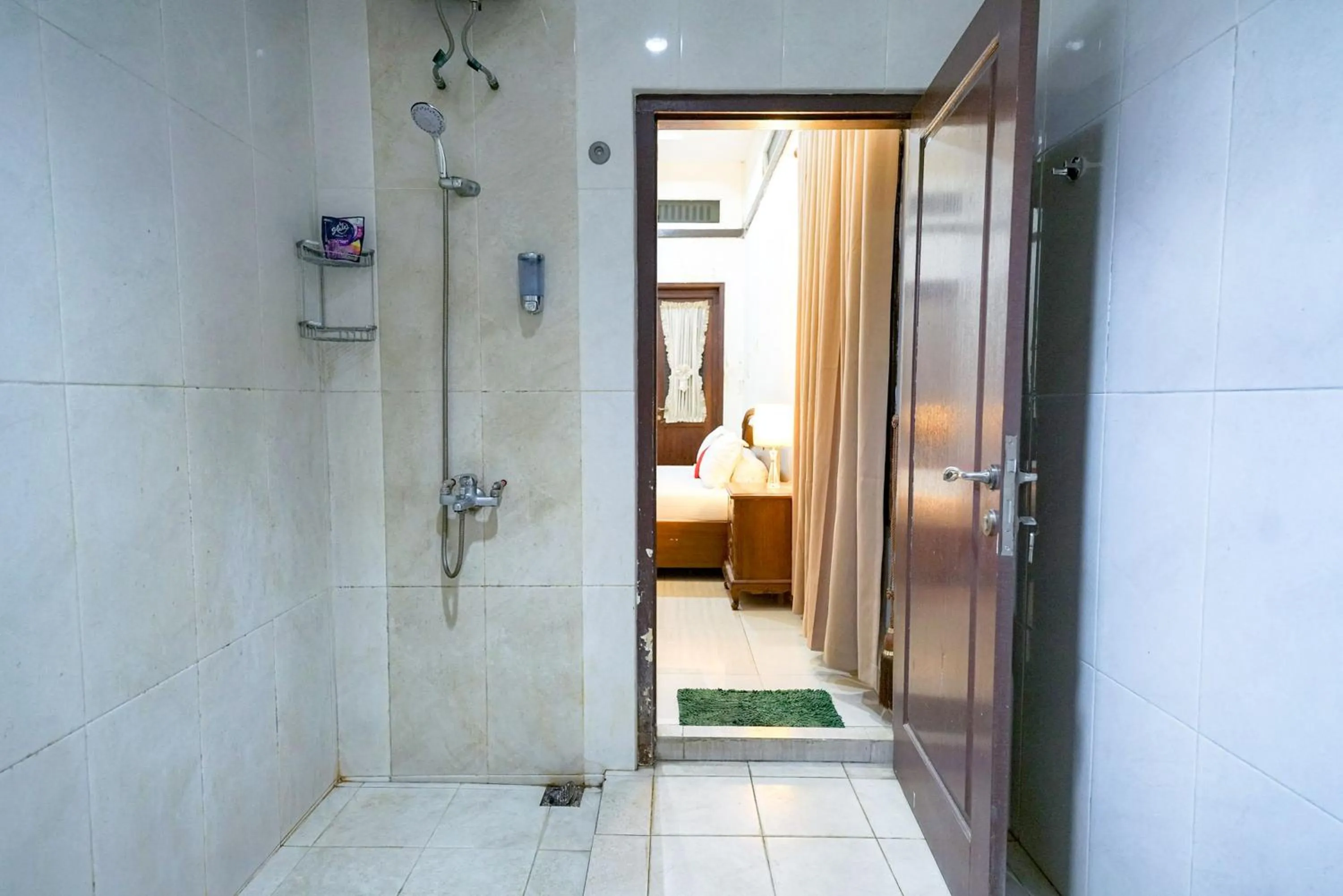 Bathroom in RedDoorz @ Avros Guest House Medan
