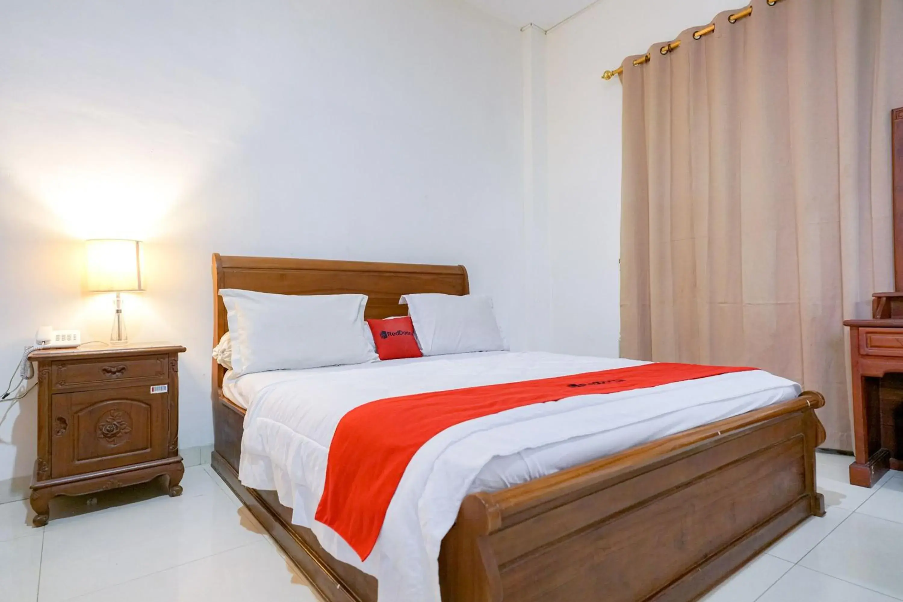 Bedroom, Bed in RedDoorz @ Avros Guest House Medan Bedroom, Bed in RedDoorz @ Avros Guest House Medan