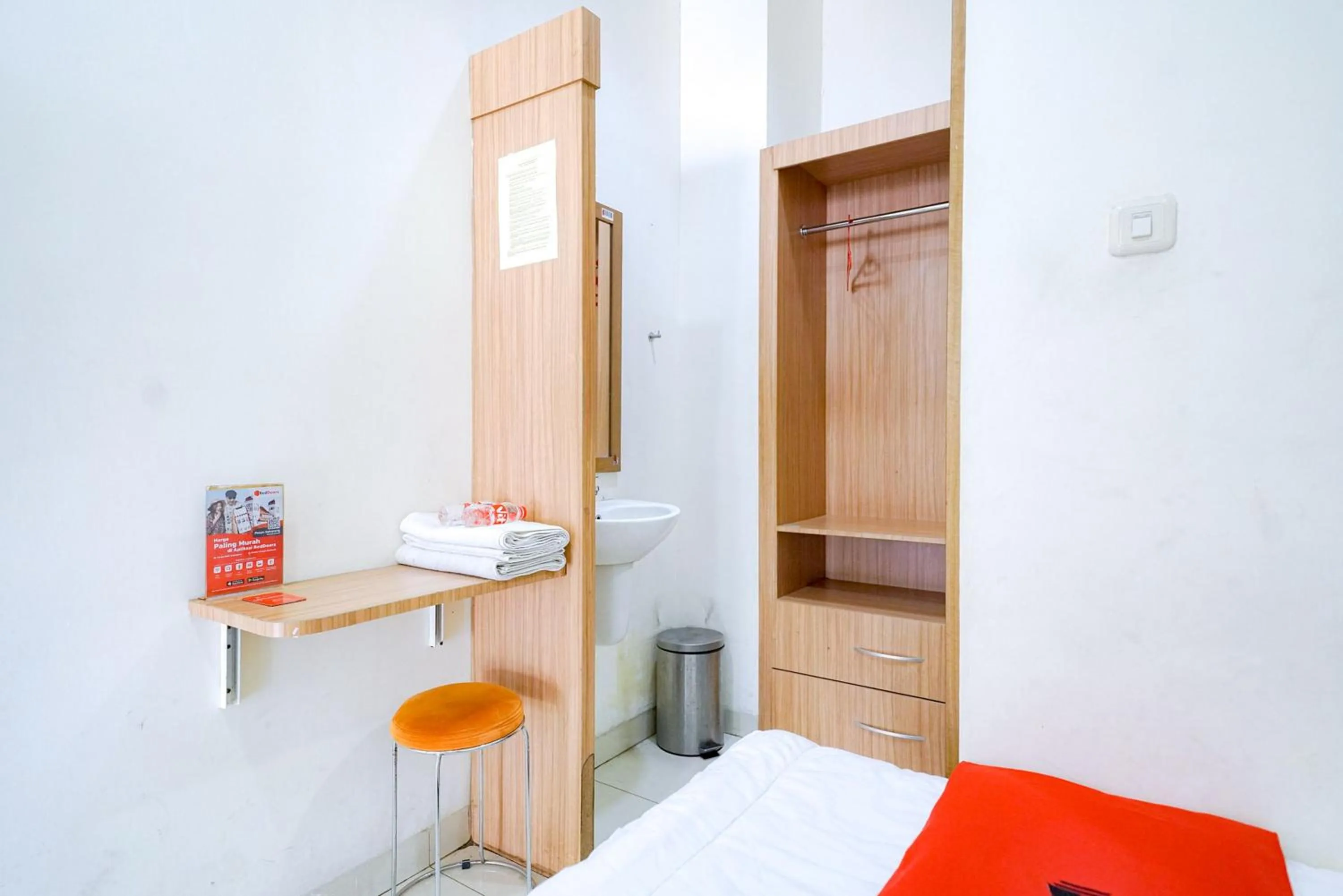 Bedroom, Bed in RedDoorz @ Avros Guest House Medan