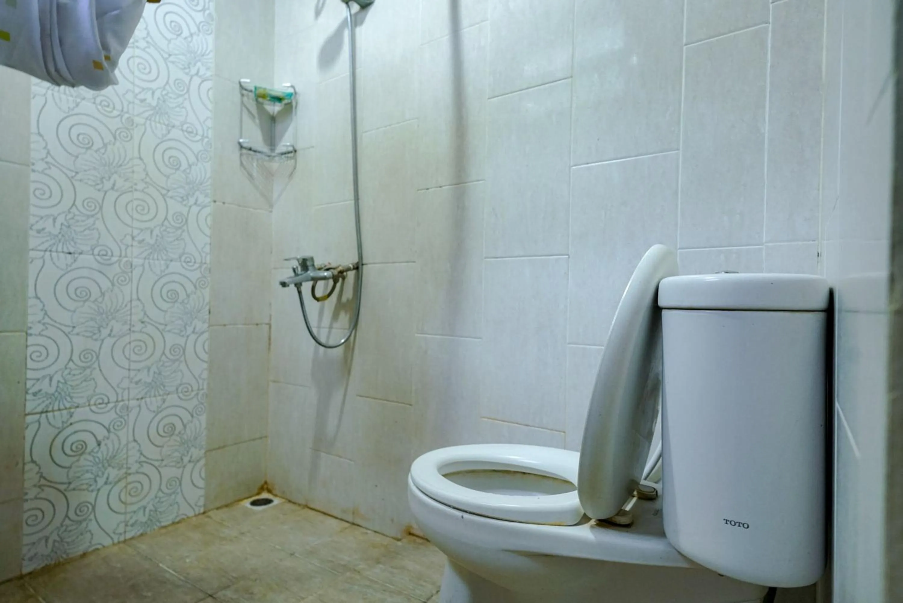 Bathroom in RedDoorz @ Avros Guest House Medan