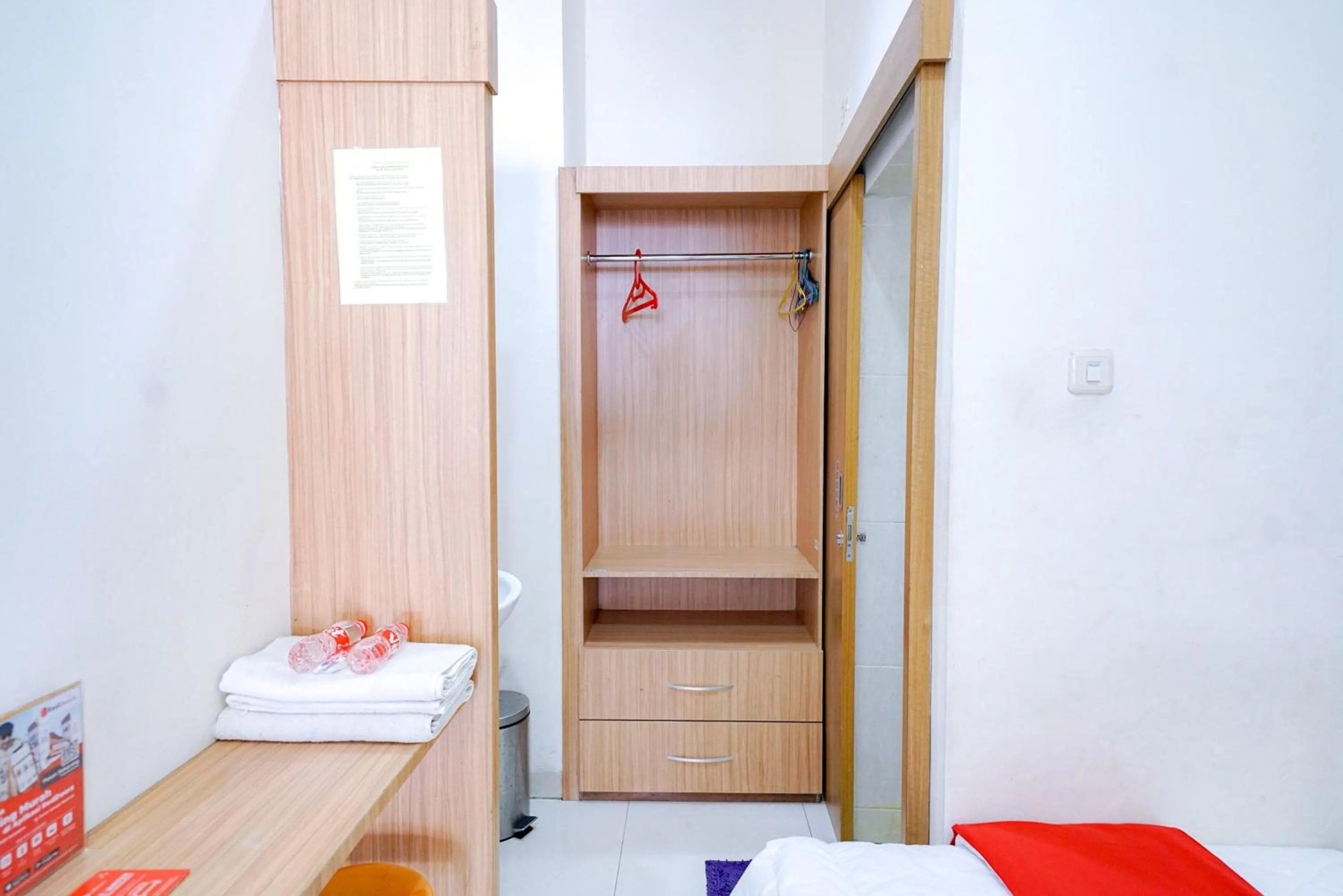 Bedroom, Bed in RedDoorz @ Avros Guest House Medan