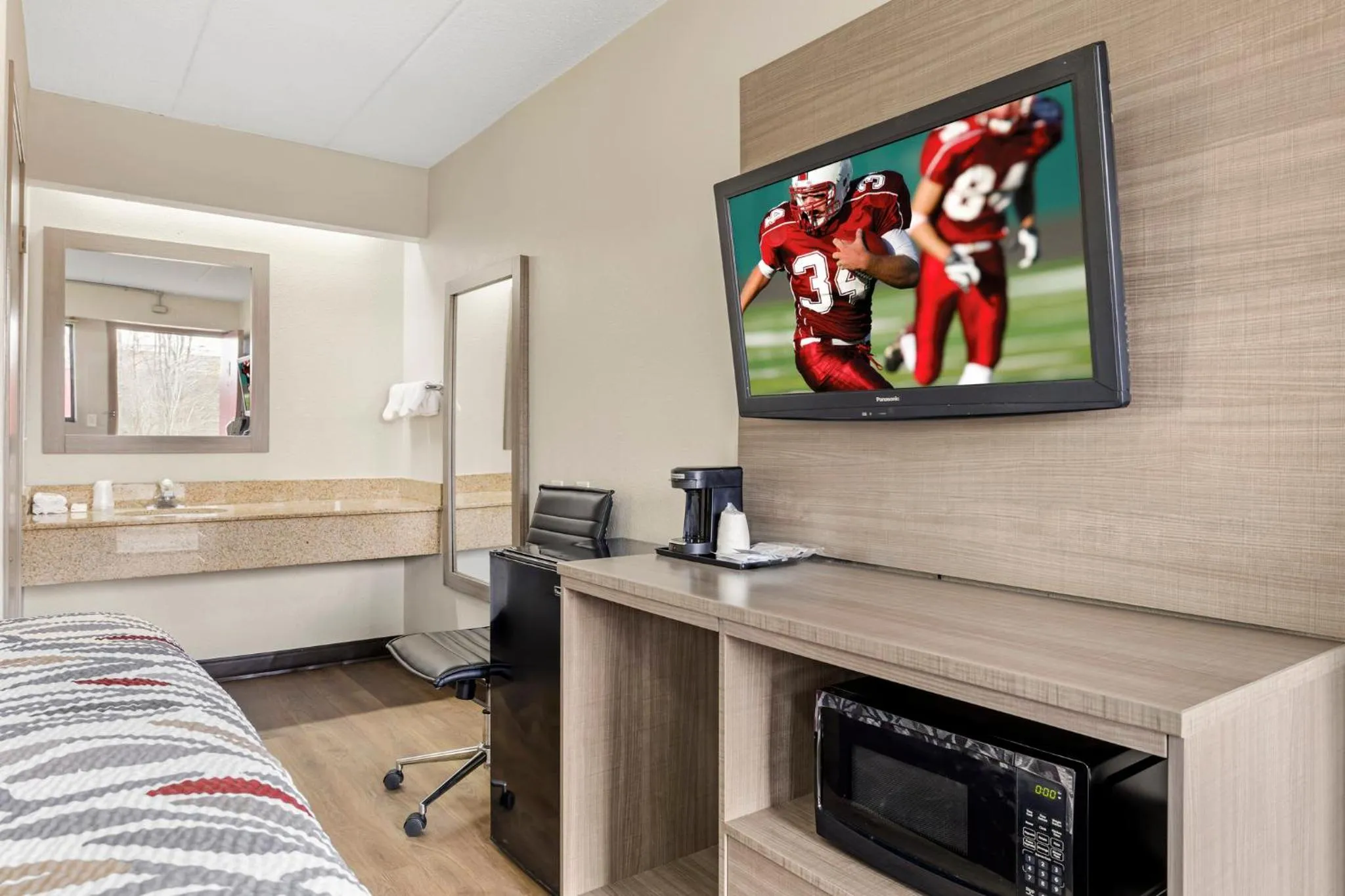 Photo of the whole room, Bed in Red Roof Inn Parsippany