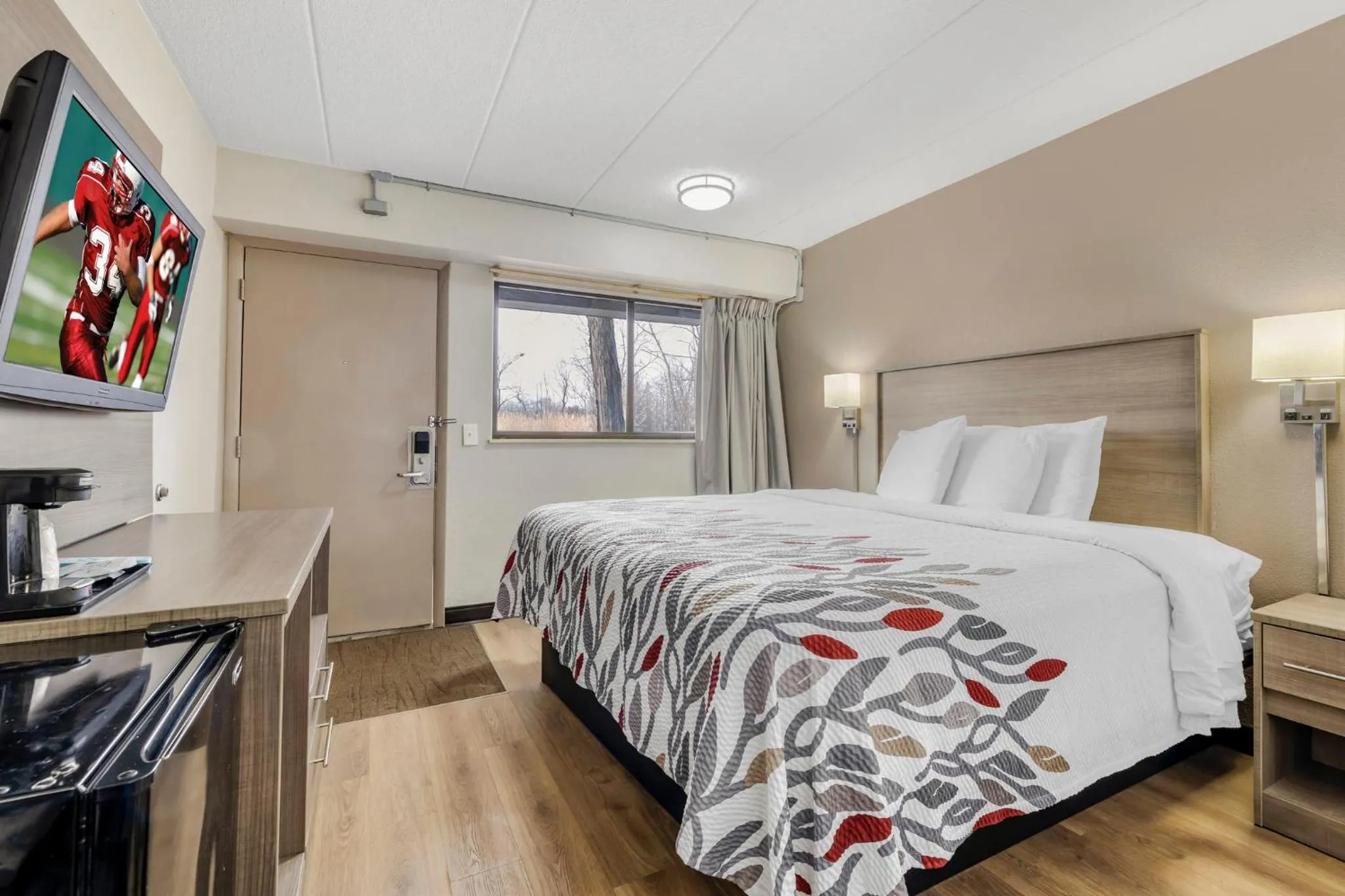 Photo of the whole room, Bed in Red Roof Inn Parsippany