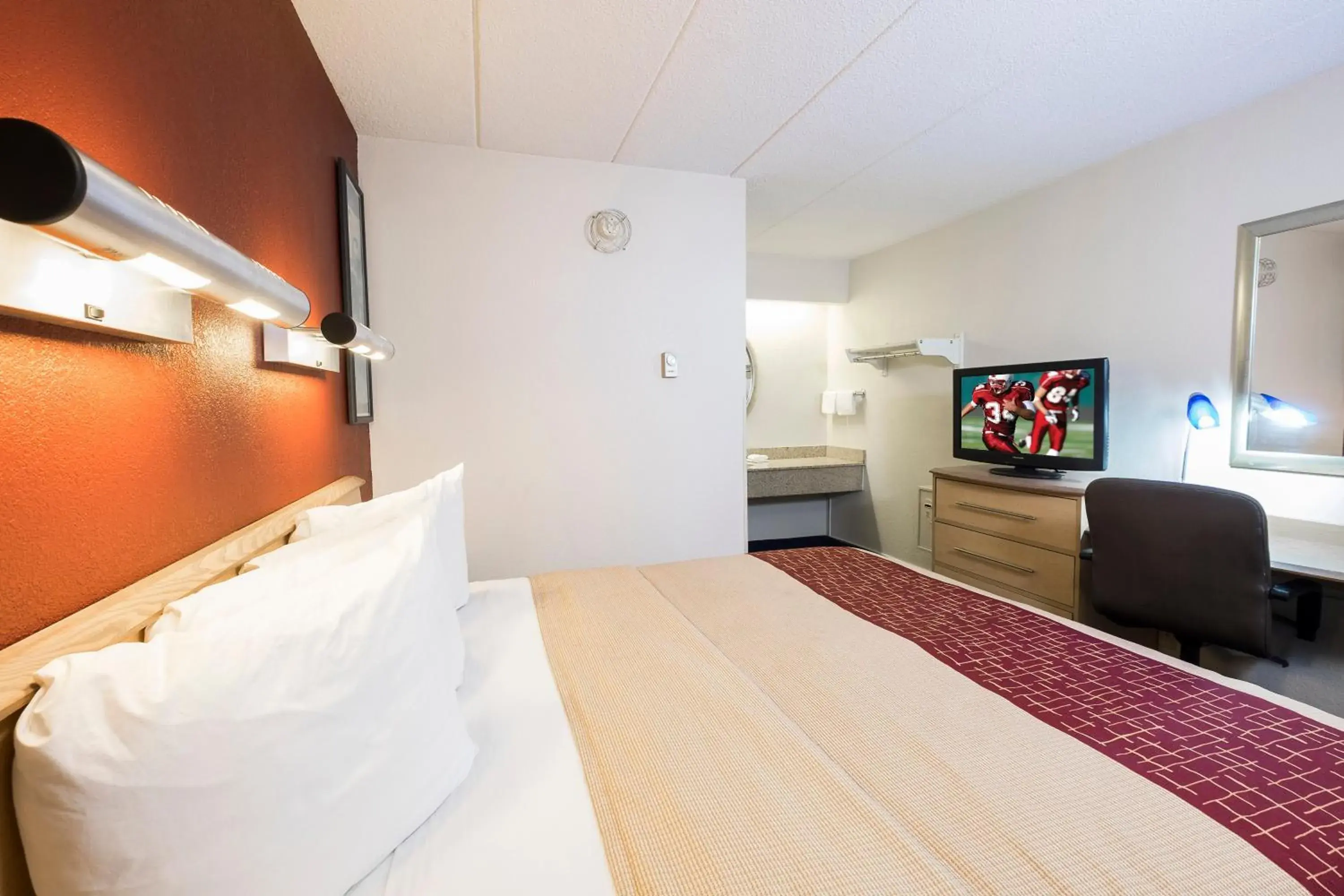 Standard King Room Non-Smoking in Red Roof Inn Parsippany Standard King Room Non-Smoking in Red Roof Inn Parsippany