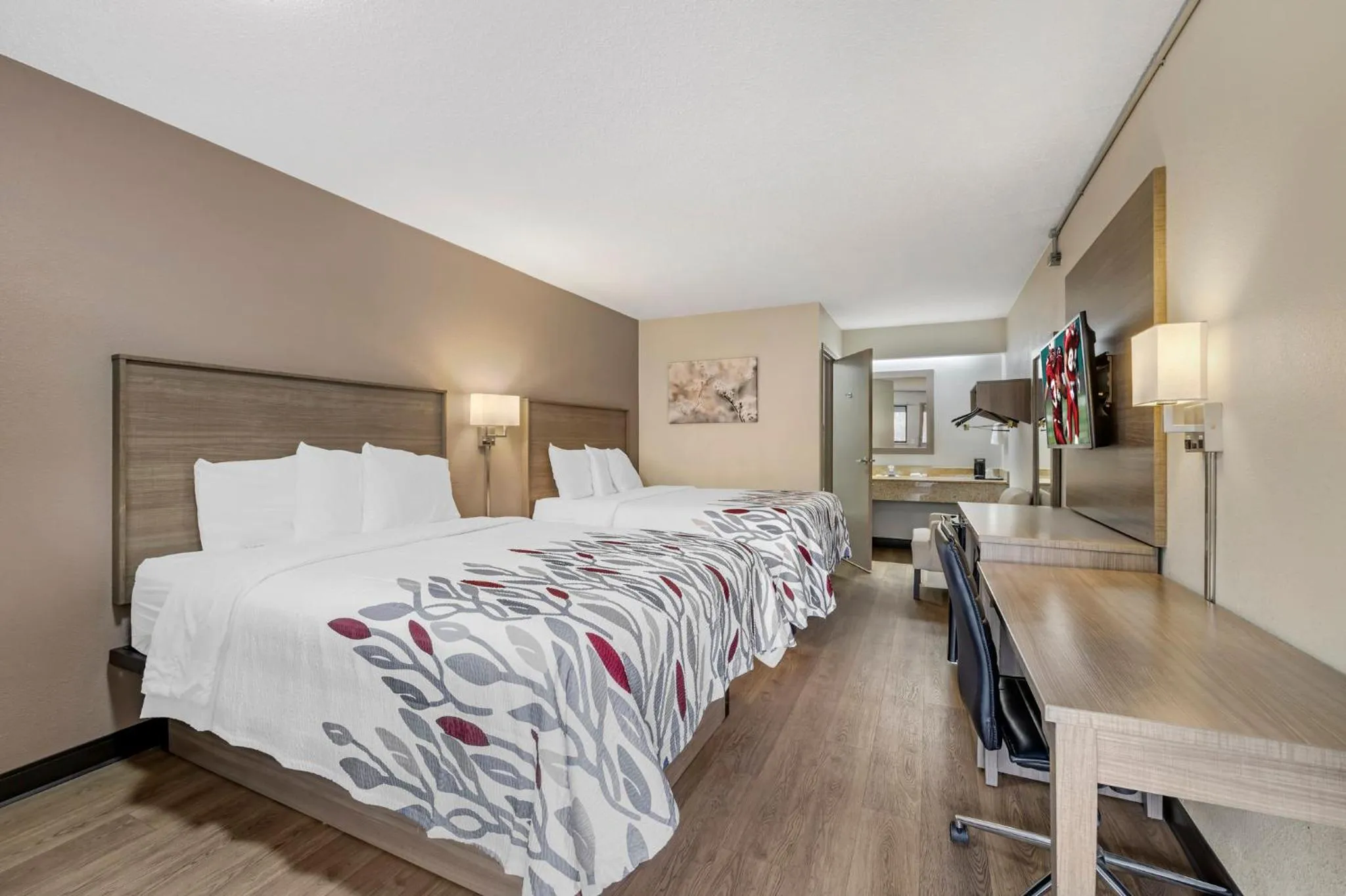 Photo of the whole room, Bed in Red Roof Inn Parsippany