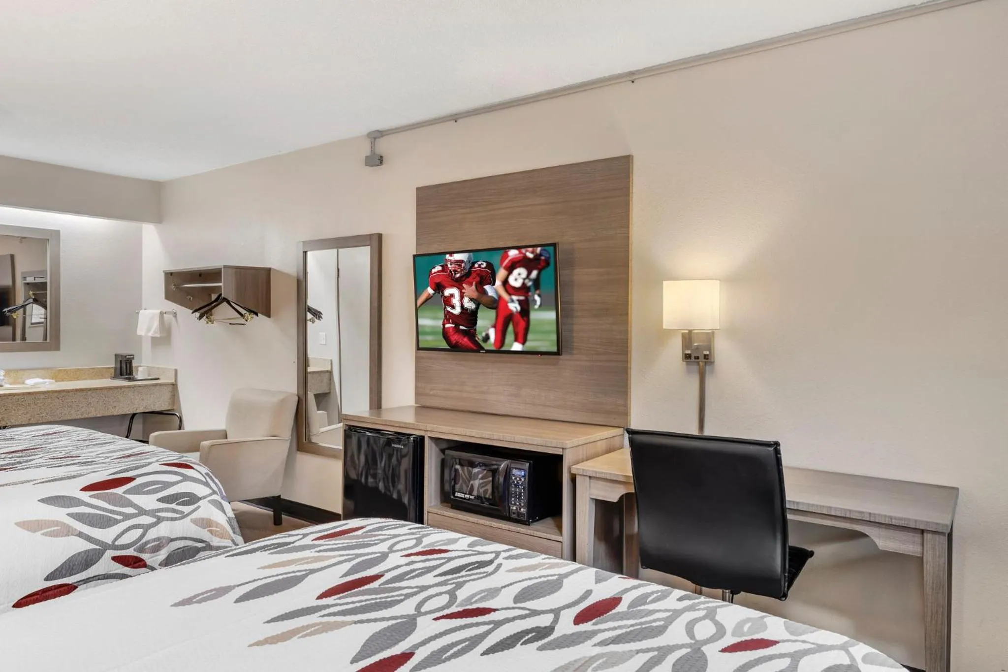 Photo of the whole room, Bed in Red Roof Inn Parsippany