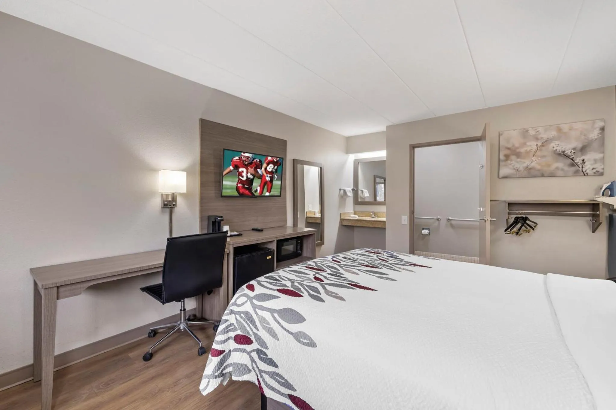 Bedroom, Bed in Red Roof Inn Parsippany