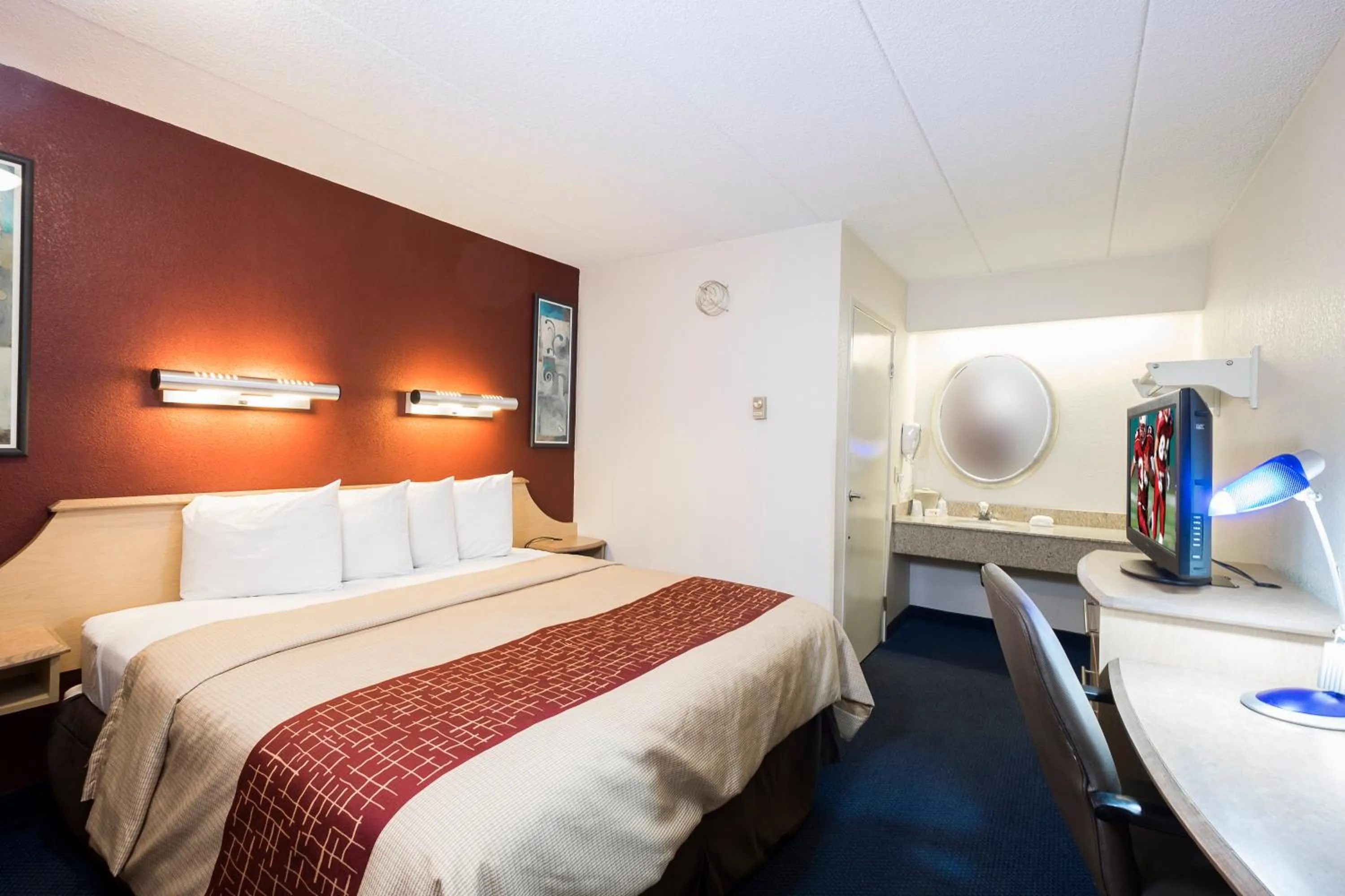 Standard King Room Smoking in Red Roof Inn Parsippany