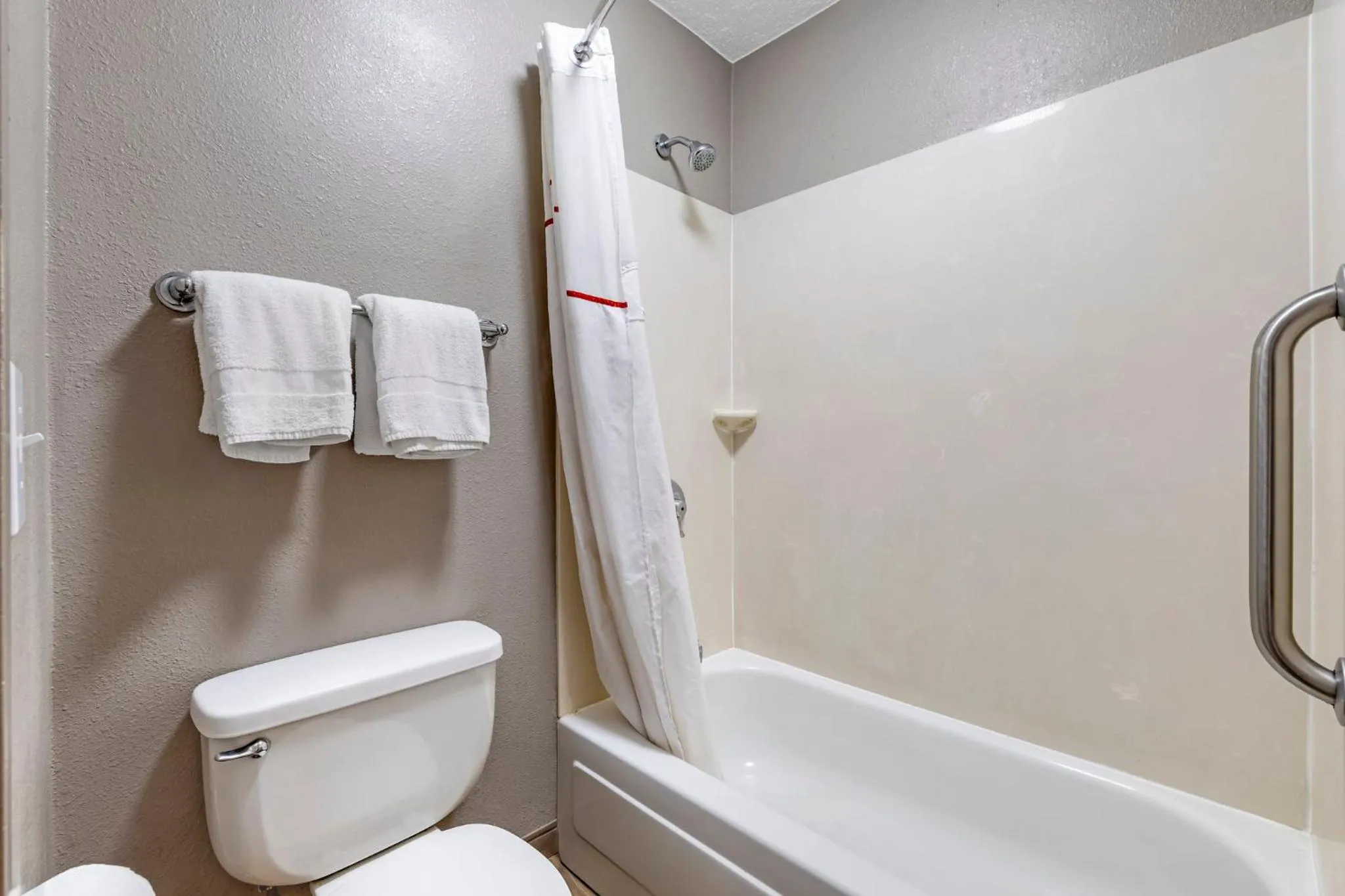 Bathroom in Red Roof Inn Parsippany