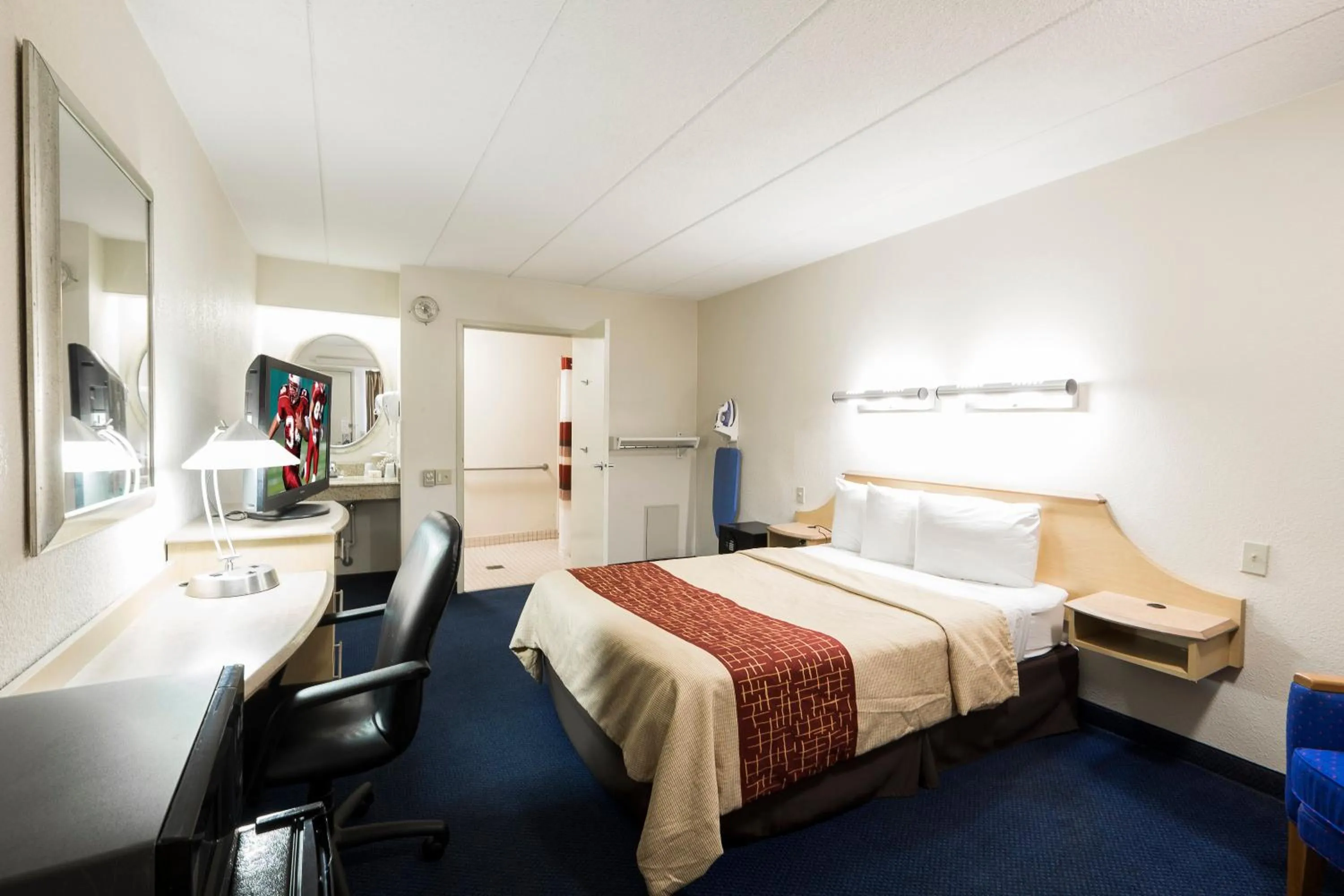 Superior Queen Room Disability Access Roll-In Shower Non-Smoking in Red Roof Inn Parsippany