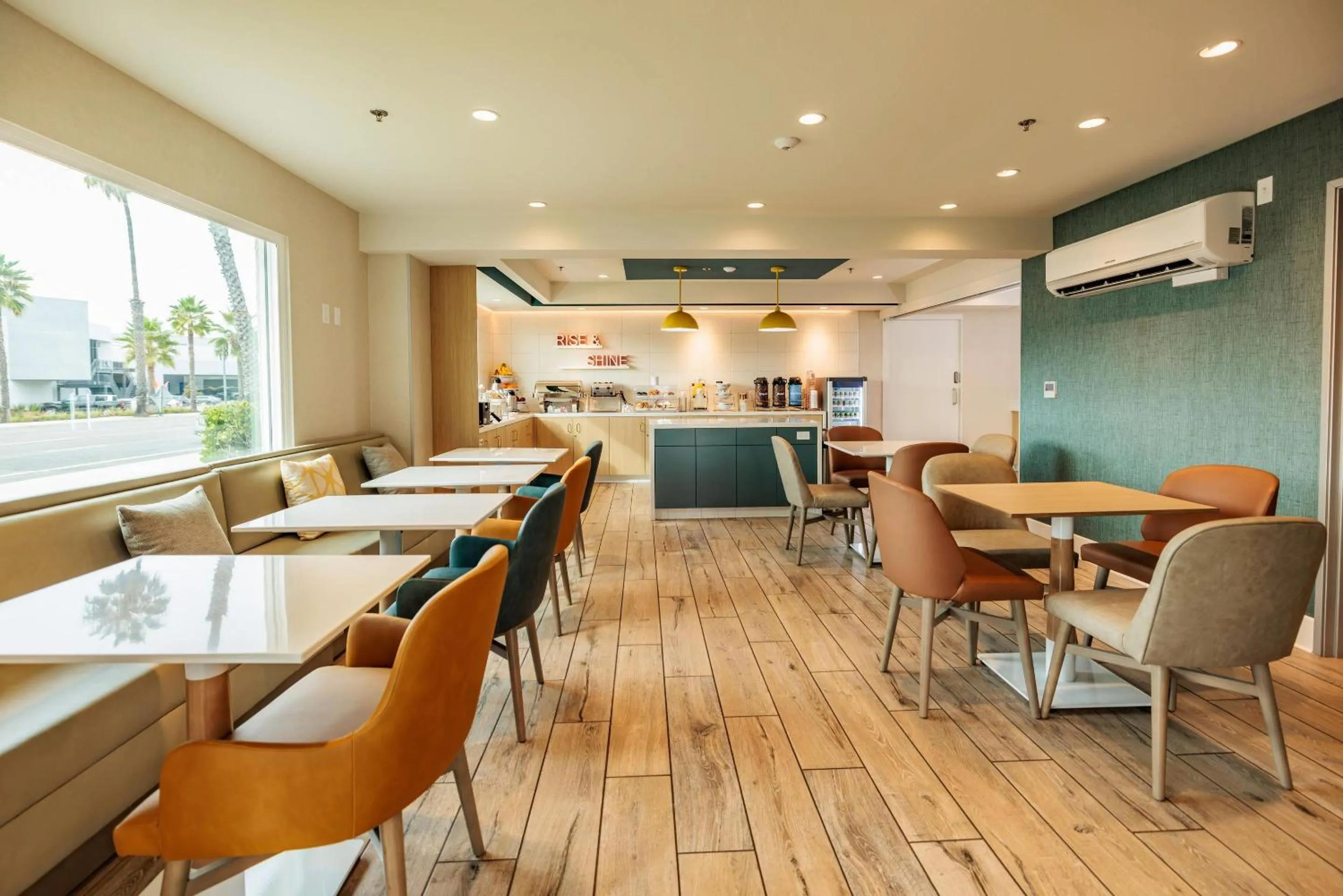 Breakfast in Comfort Inn & Suites Ventura Beach