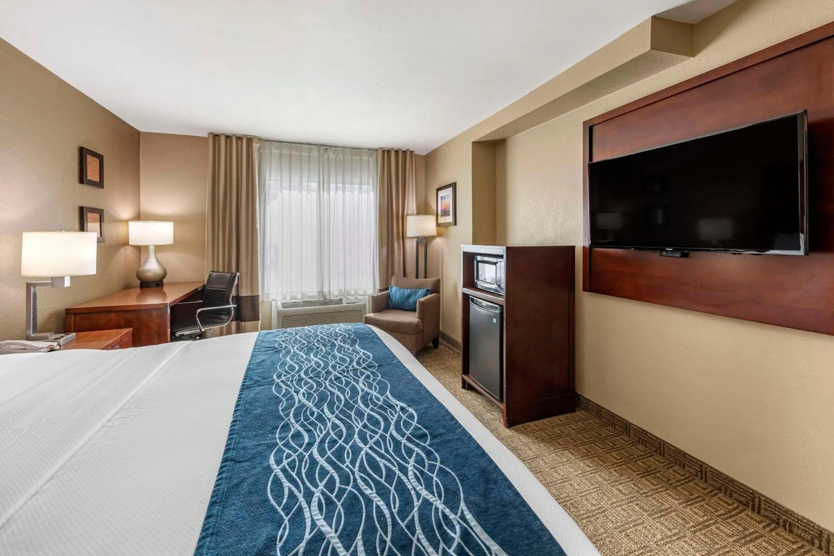 Bedroom, Bed in Comfort Inn & Suites Ventura Beach