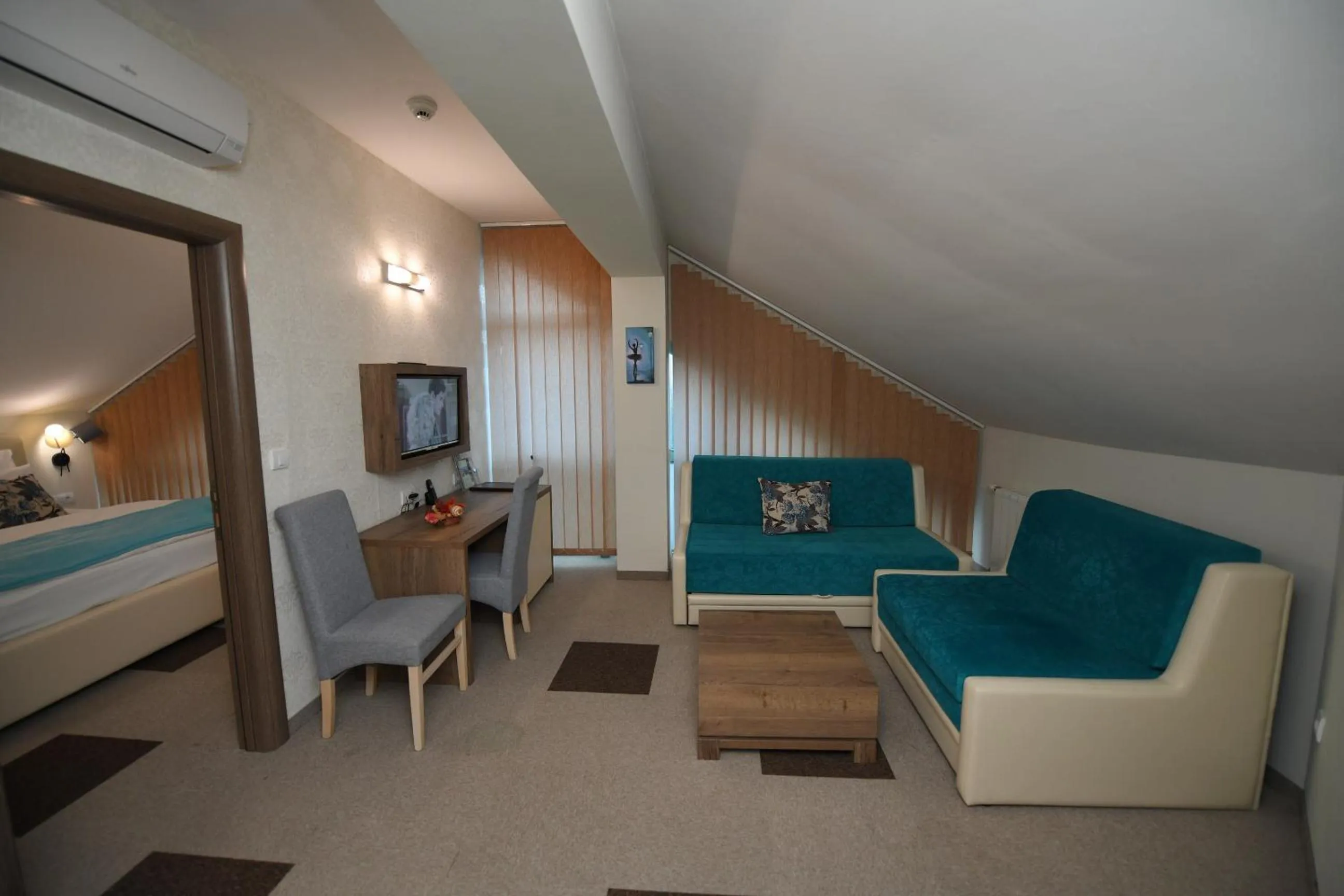 TV and multimedia, Bed in Hotel Kole