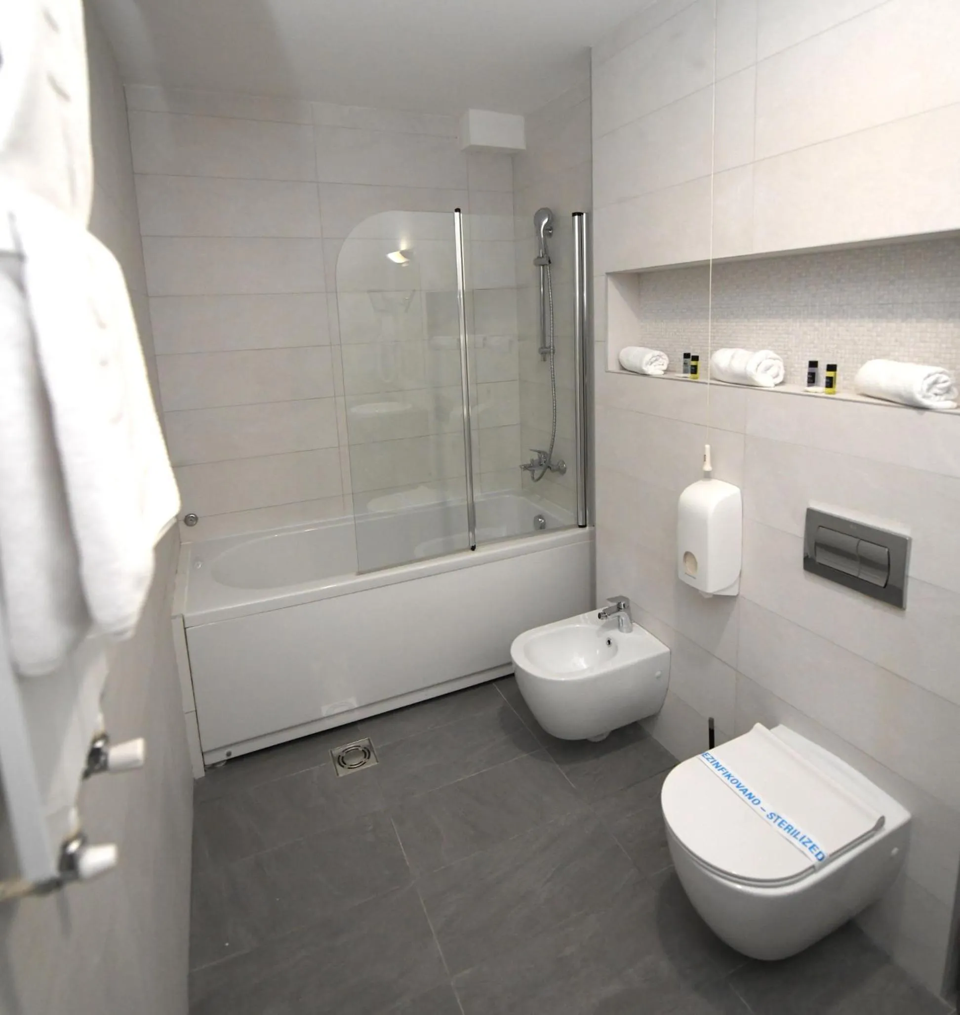 Shower in Hotel Kole