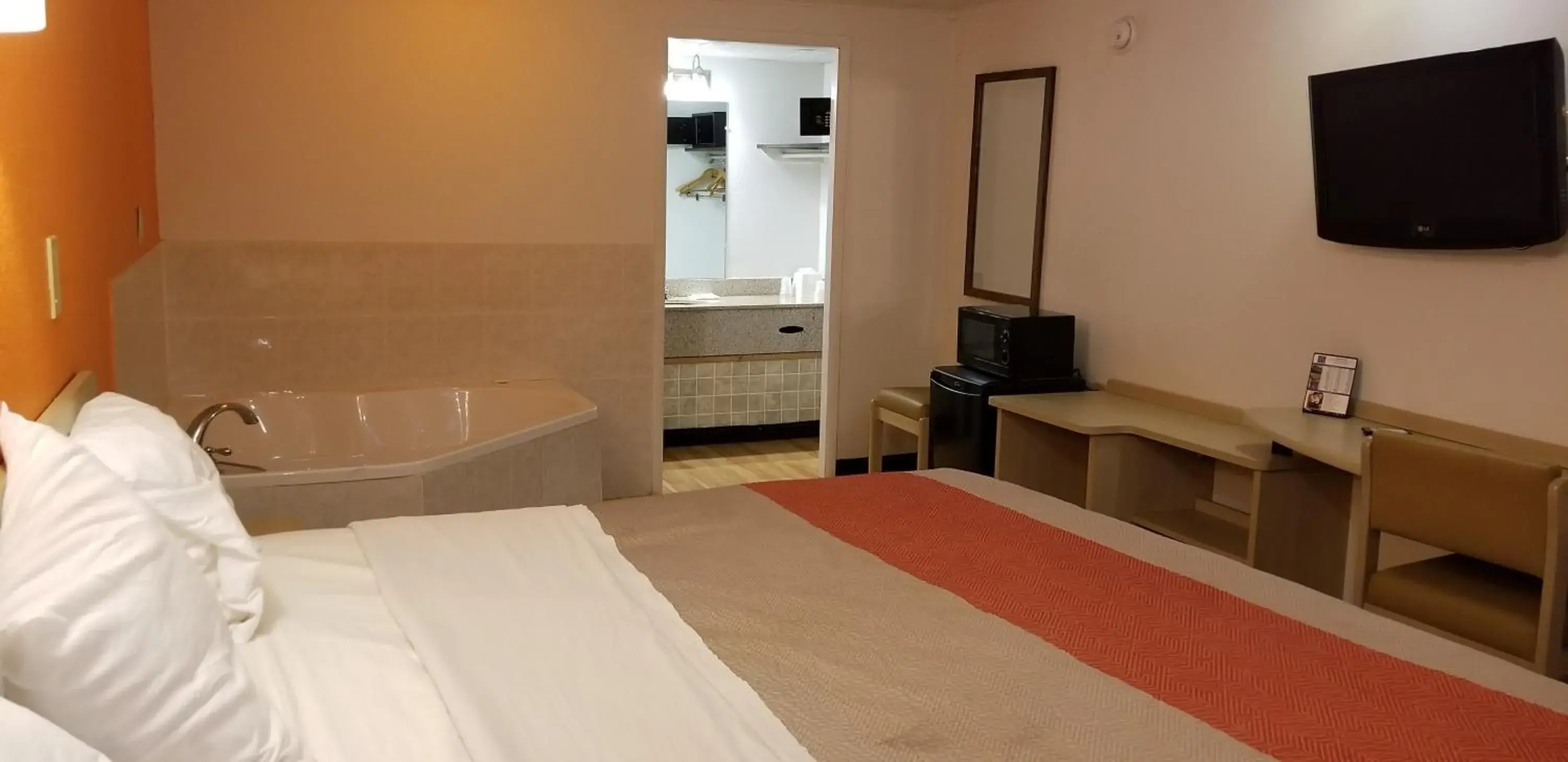 Bedroom, Bed in FairBridge Inn Express London Bedroom, Bed in FairBridge Inn Express London