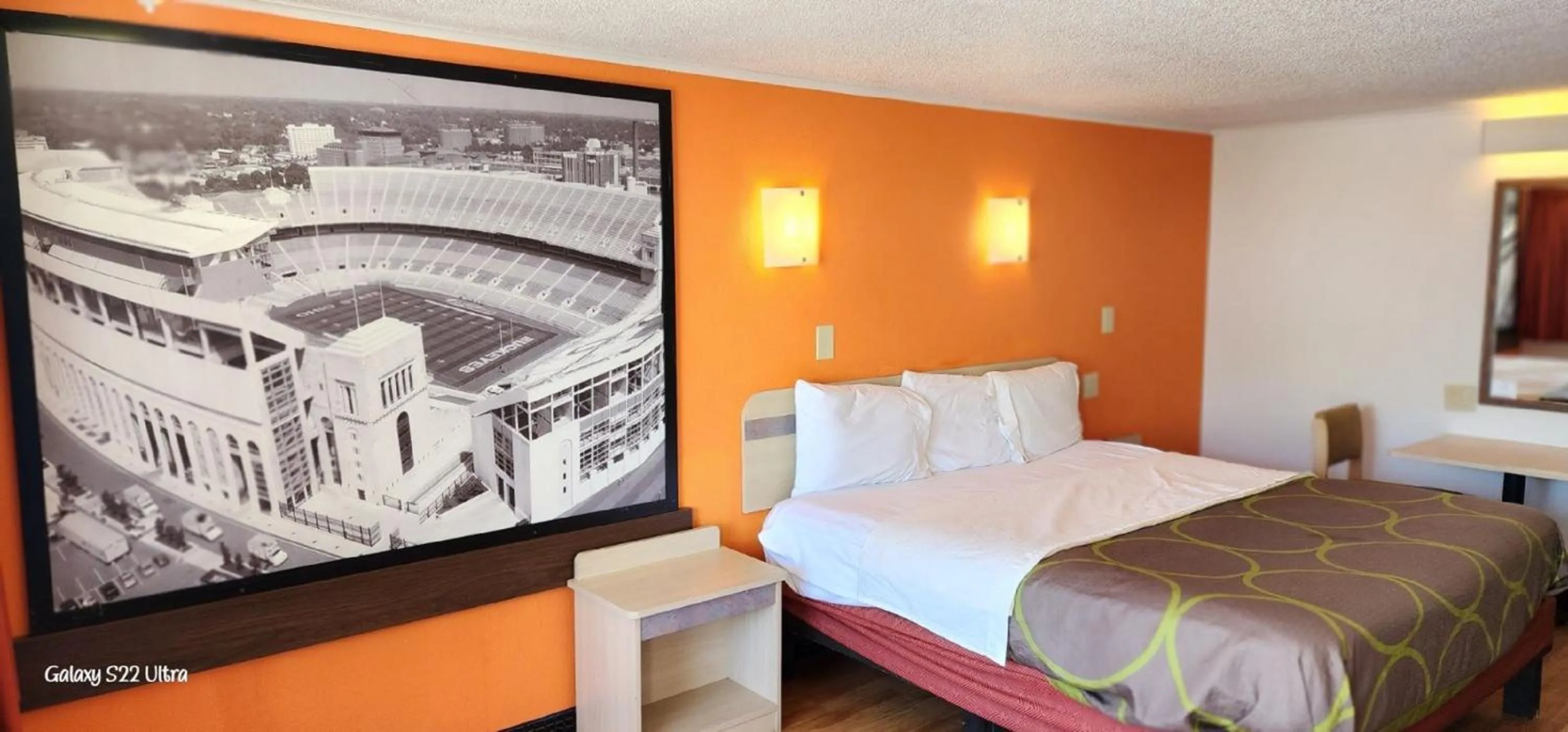 View (from property/room), Bed in FairBridge Inn Express London