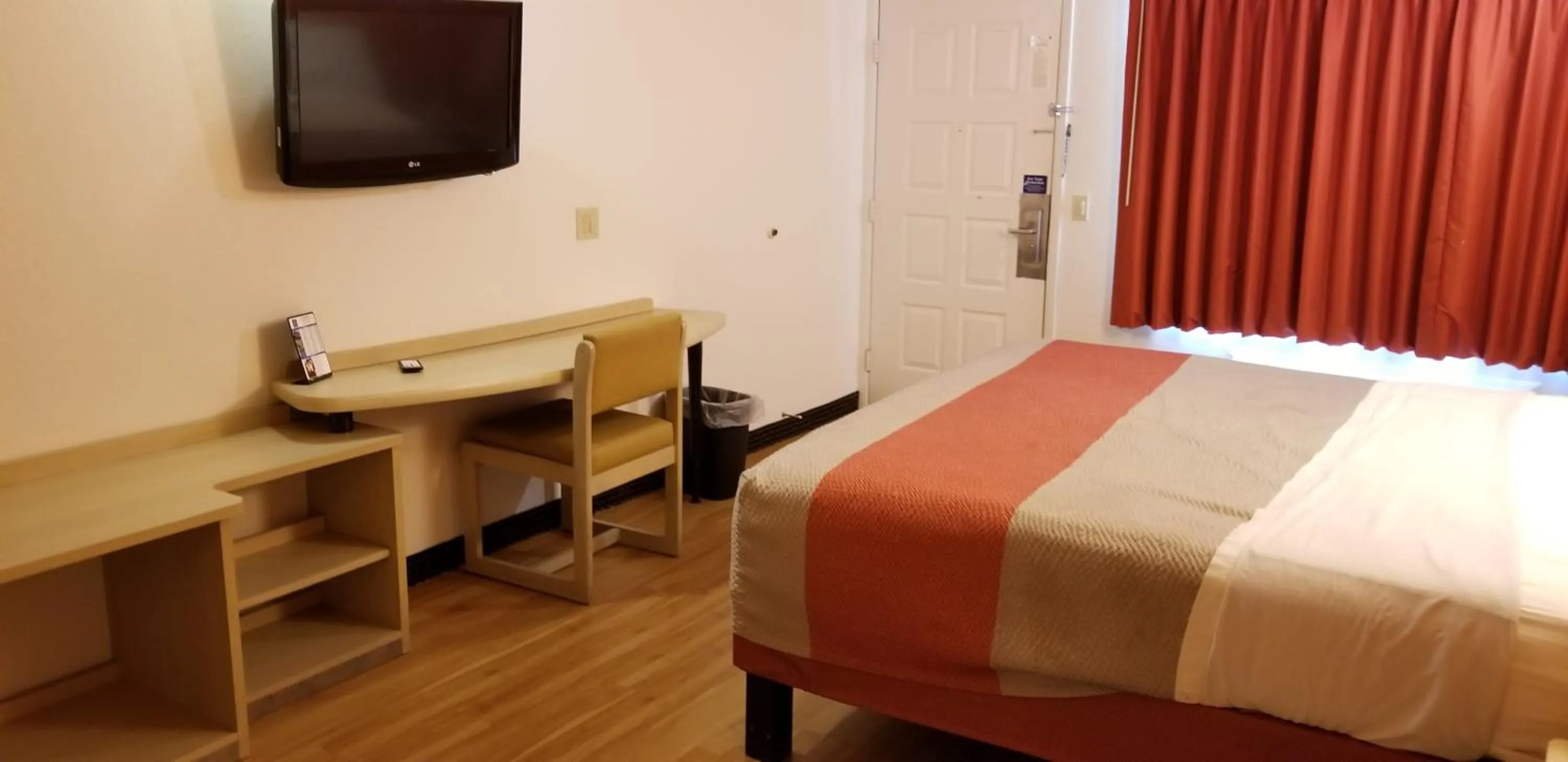 TV and multimedia, Bed in FairBridge Inn Express London