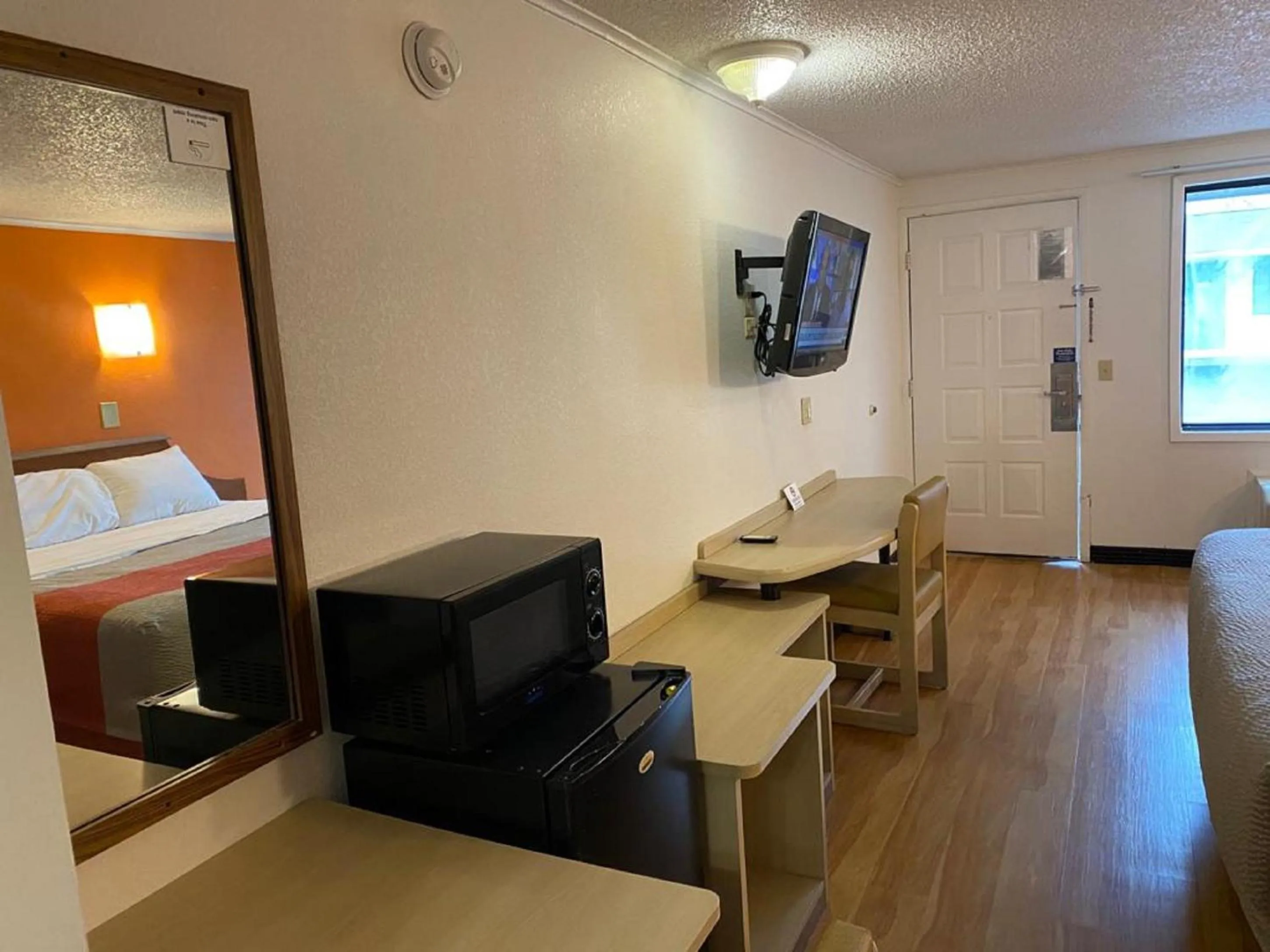 TV and multimedia, Bed in FairBridge Inn Express London