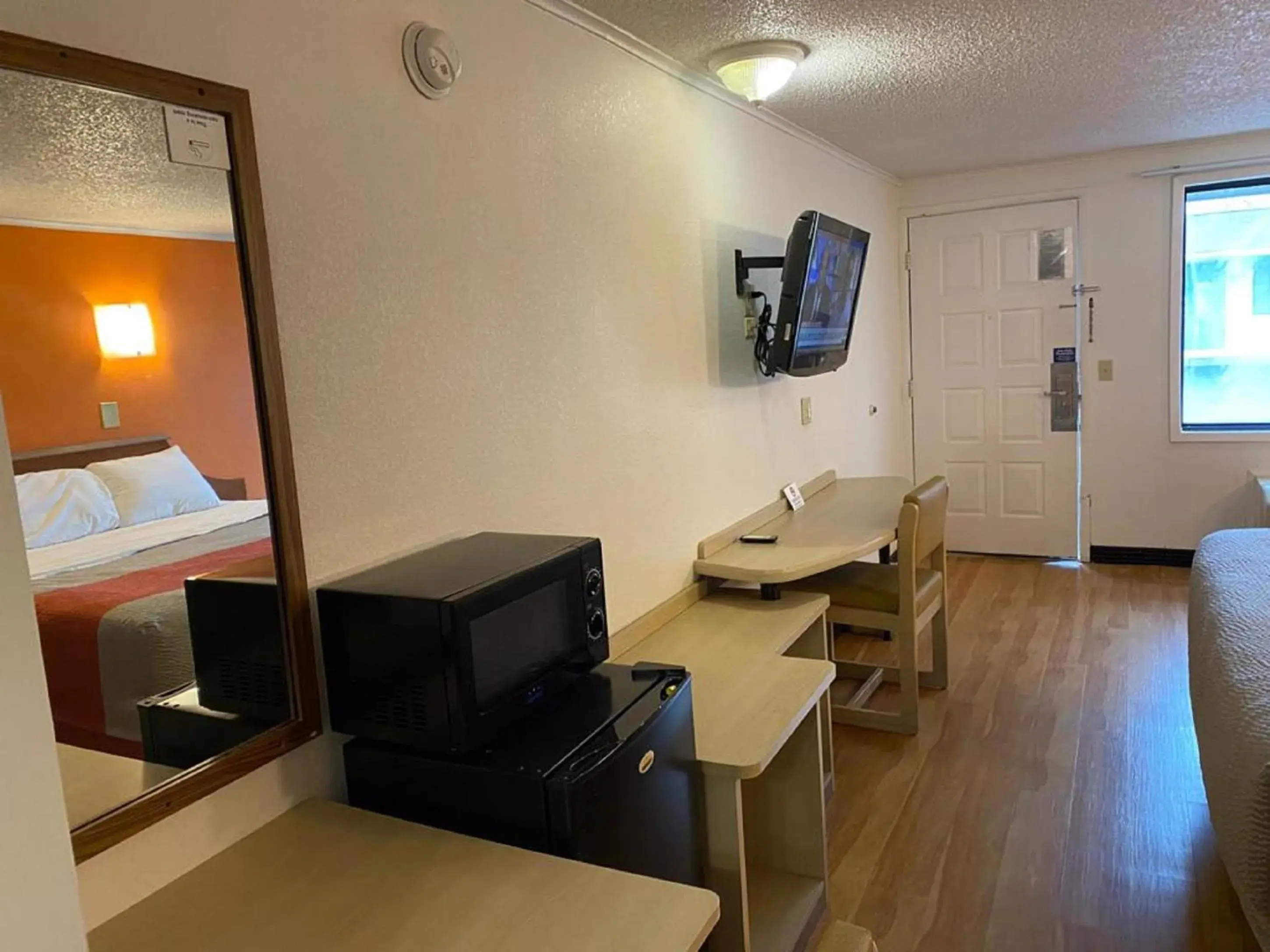 TV and multimedia, Bed in FairBridge Inn Express London TV and multimedia, Bed in FairBridge Inn Express London