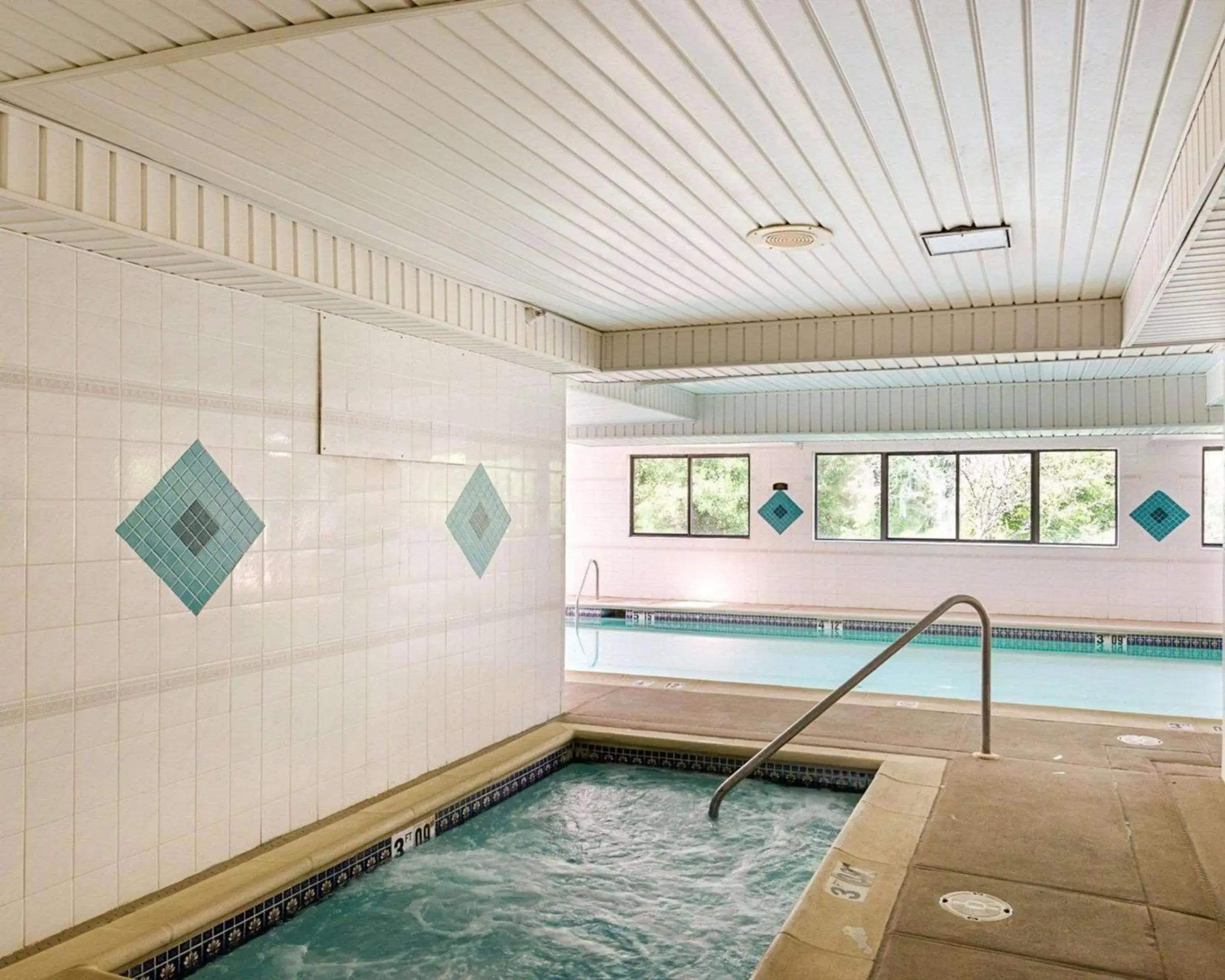 Swimming pool in Remembrance Inn Swimming pool in Remembrance Inn